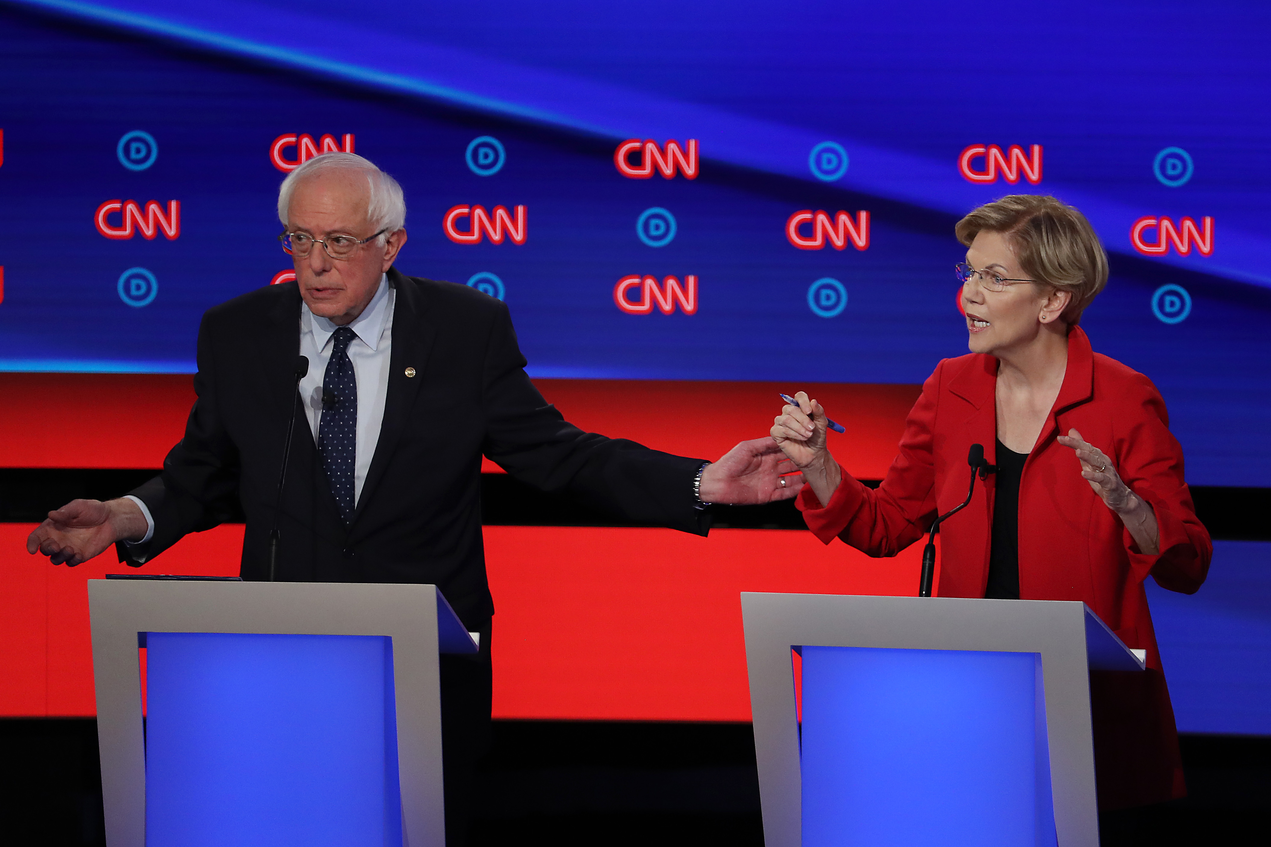 Izzik az amerikai baloldal: Warren szerint Sanders azt mondta, egy nő nem tudja legyőzni Trumpot