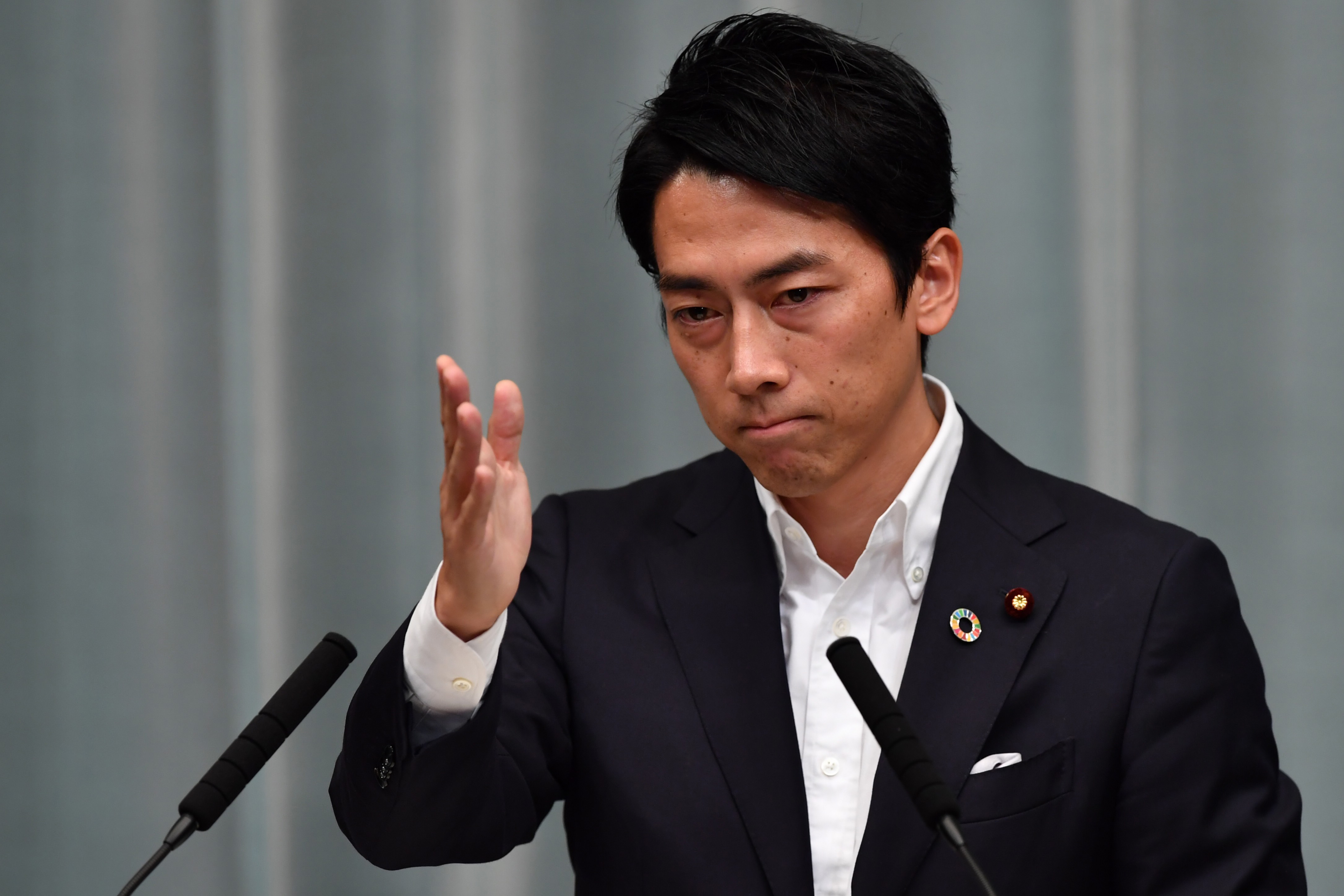 Apasági szabadságra megy a japán környezetvédelmi miniszter