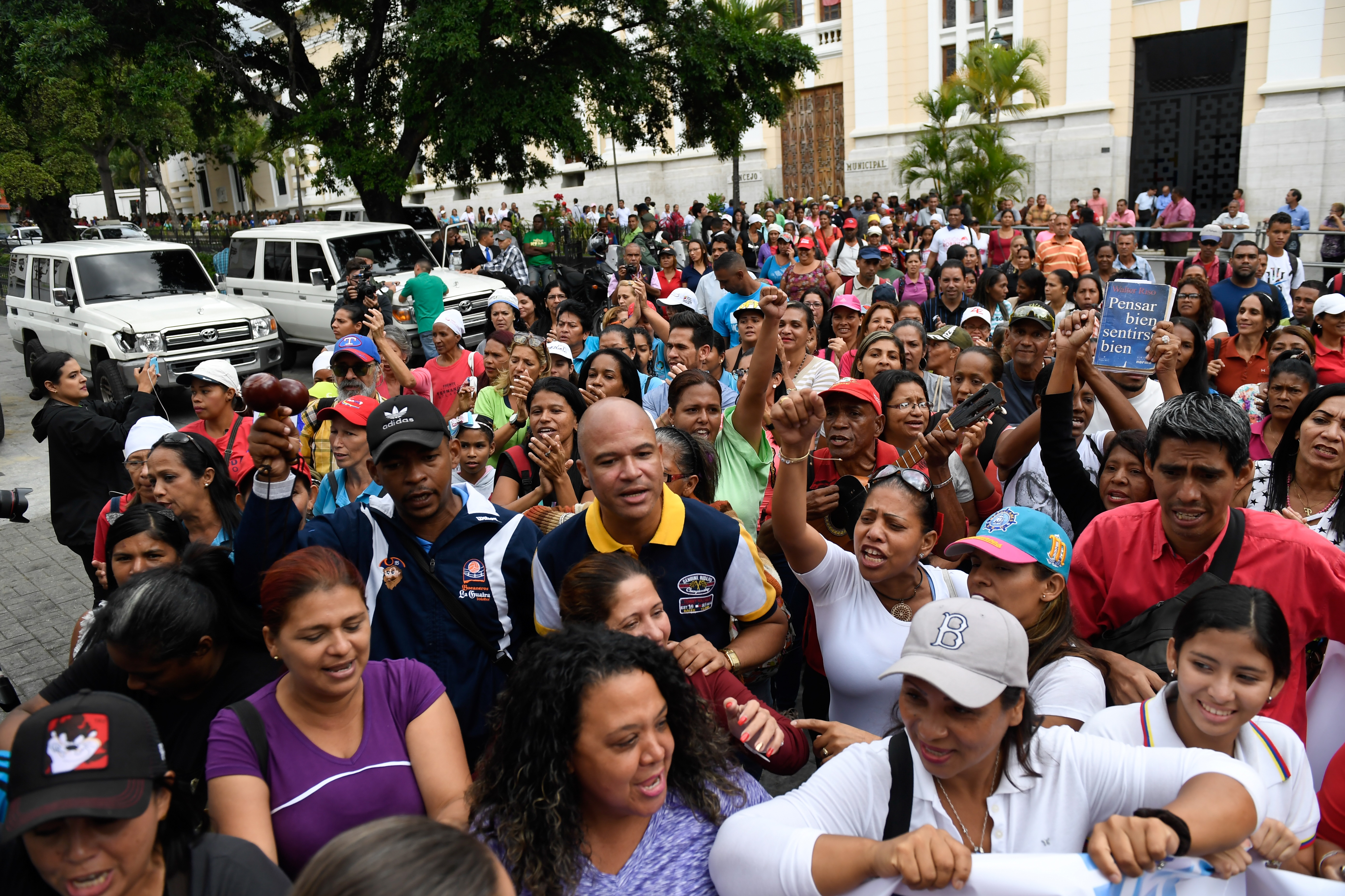 Felfegyverzett civilek akadályozták meg, hogy a venezuelai ellenzékiek bejussanak a parlamentbe