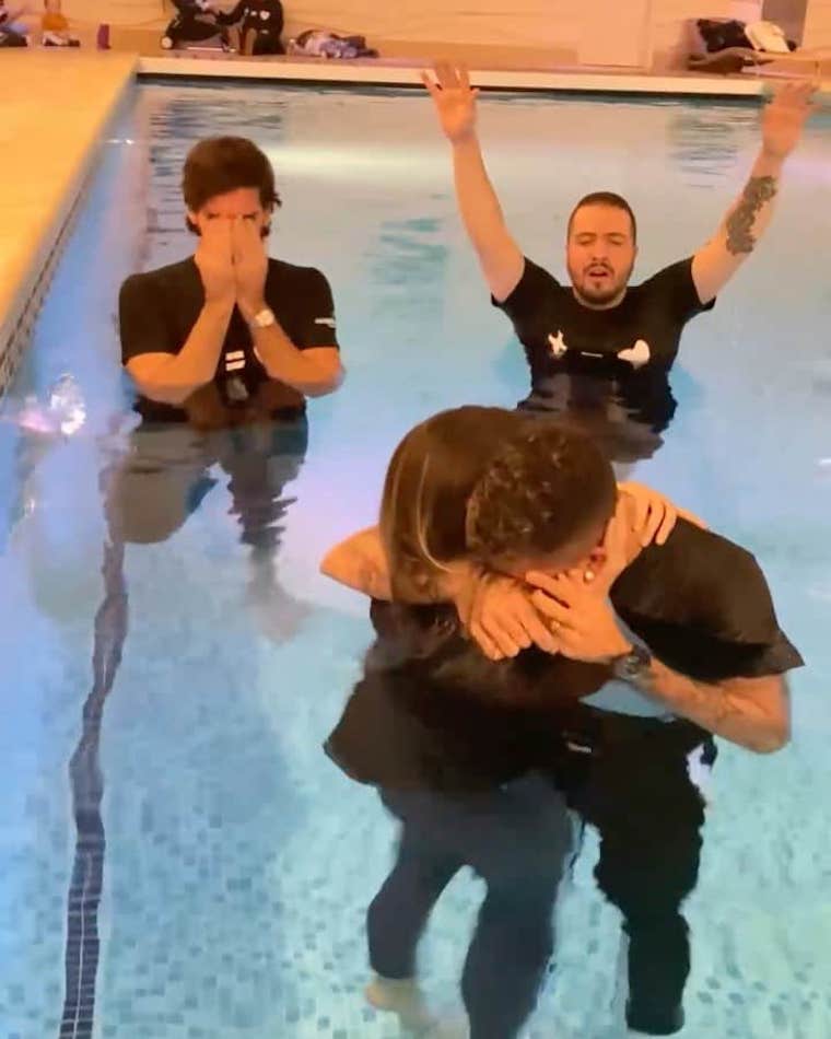 Roberto Firminót megkeresztelték a saját úszómedencéjében, Alisson a vízben állva, zokogva nézte