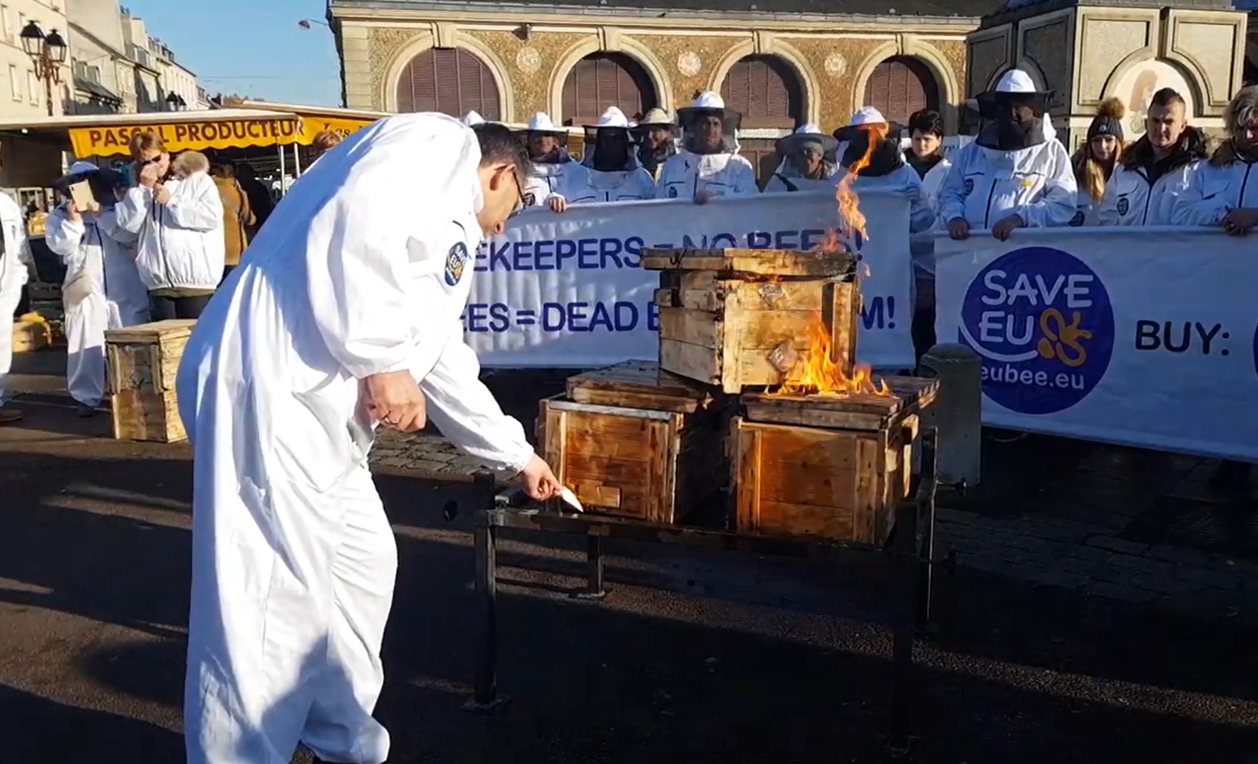 Méhkaptárakat égettek a kínai import és a hamisítás ellen tiltakozó európai méhészek