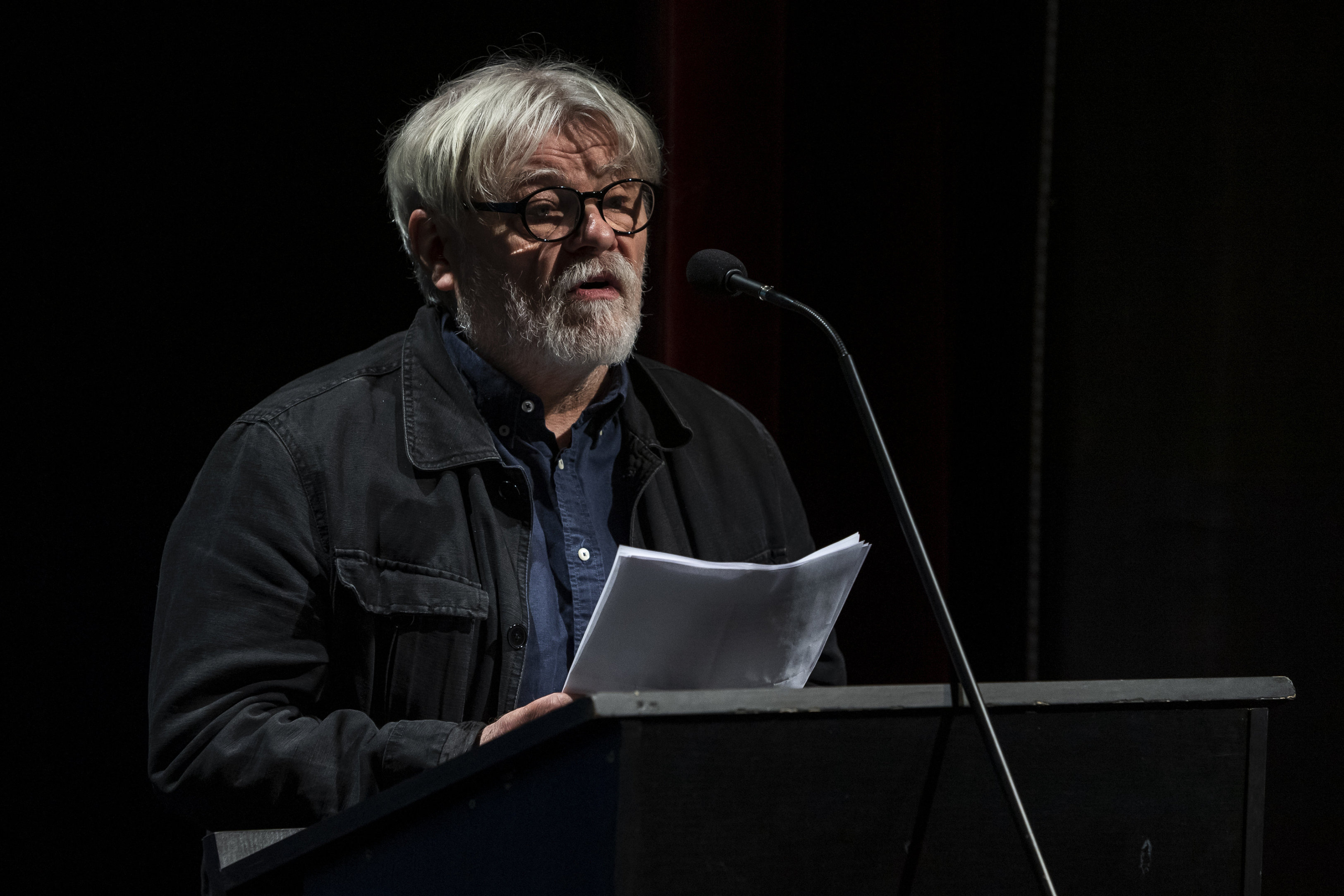 Parti Nagy Lajos költő felolvas a tizenkét órás Íliász-felolvasáson a budapesti Színház- és Filmművészeti Egyetem Ódry Színpadán 2019. március 22-én.