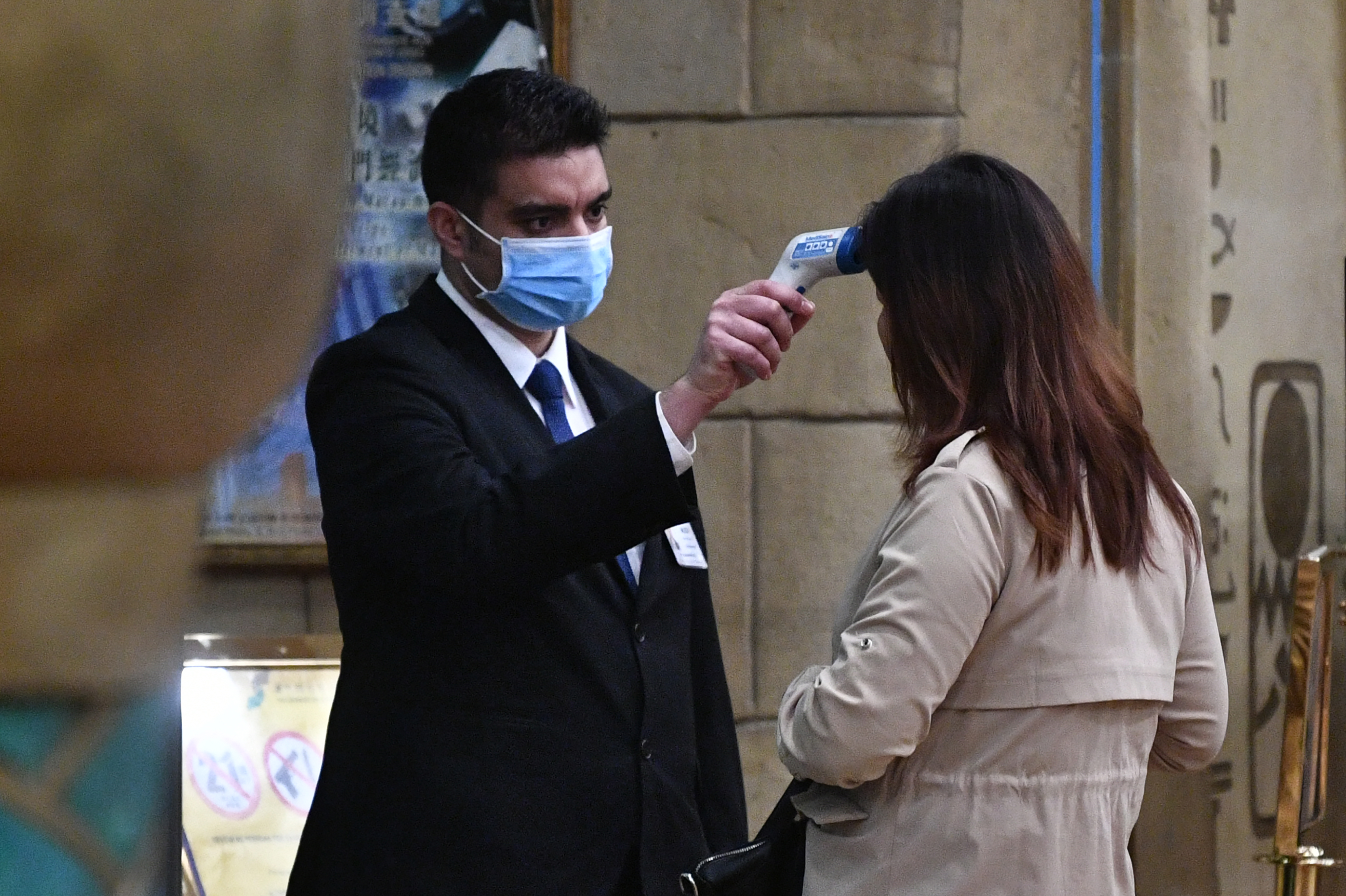 Bécsben egy, Zürichben két embert tartanak karanténban koronavírus-gyanúval