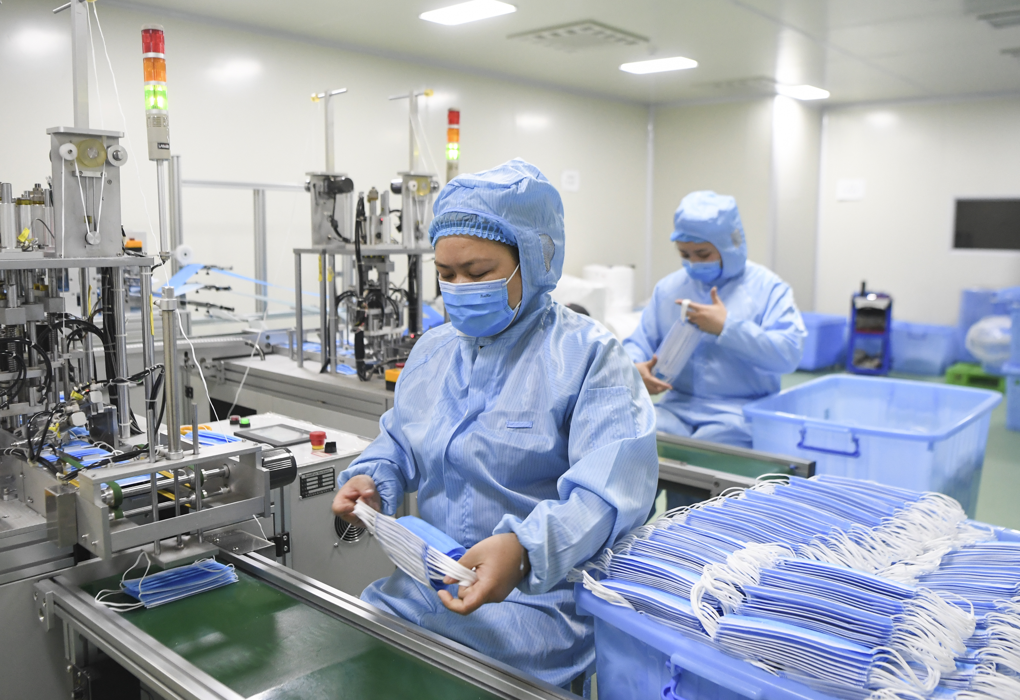 Egészségügyi maszkok gyártása a dél-nyugat-kínai Csungkingban 2020. január 27-én