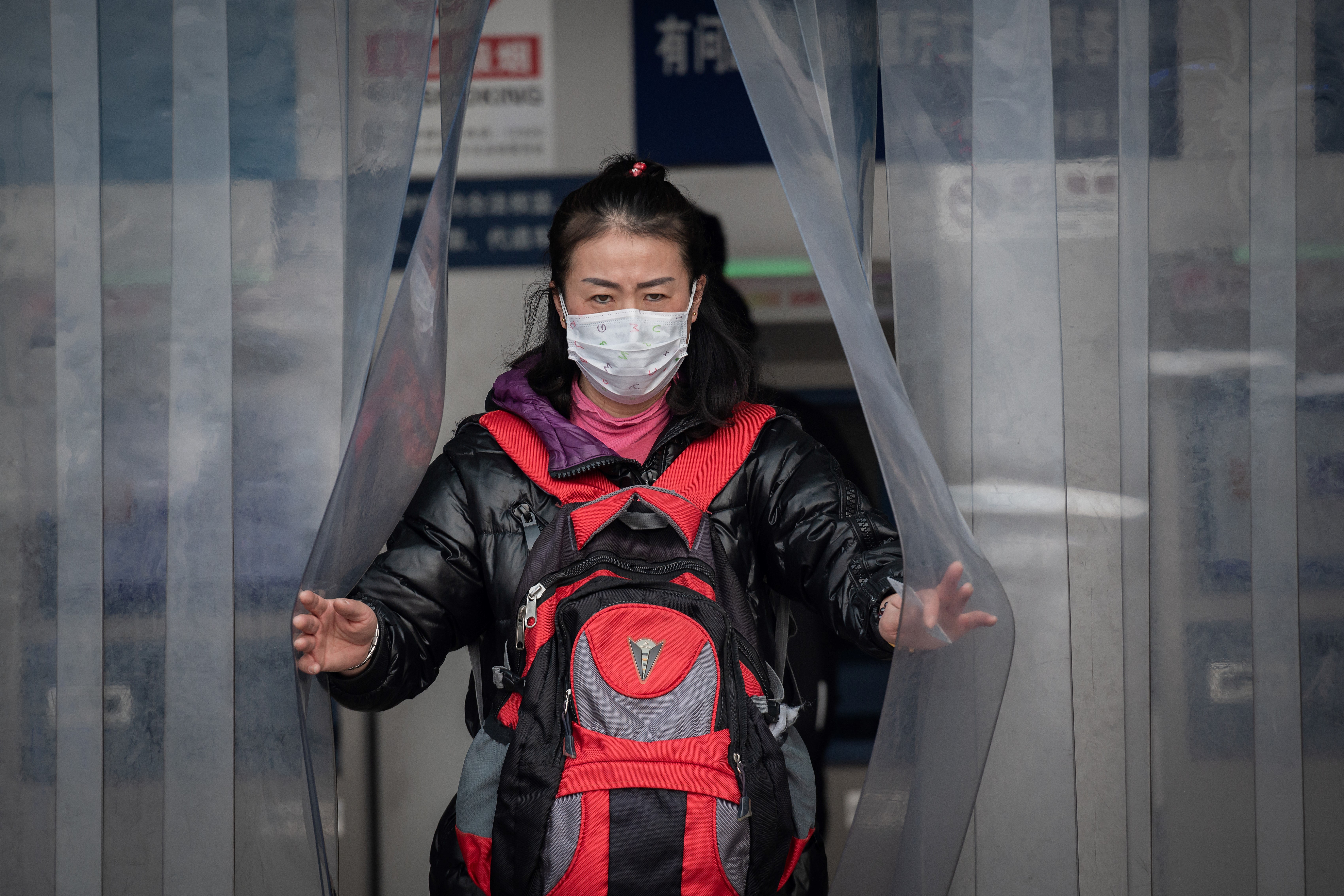A vírus terjedése ellen arcmaszkkal védekező nő január 27-én a kínai Vuhanban, ahonnan a fertőzés elindult