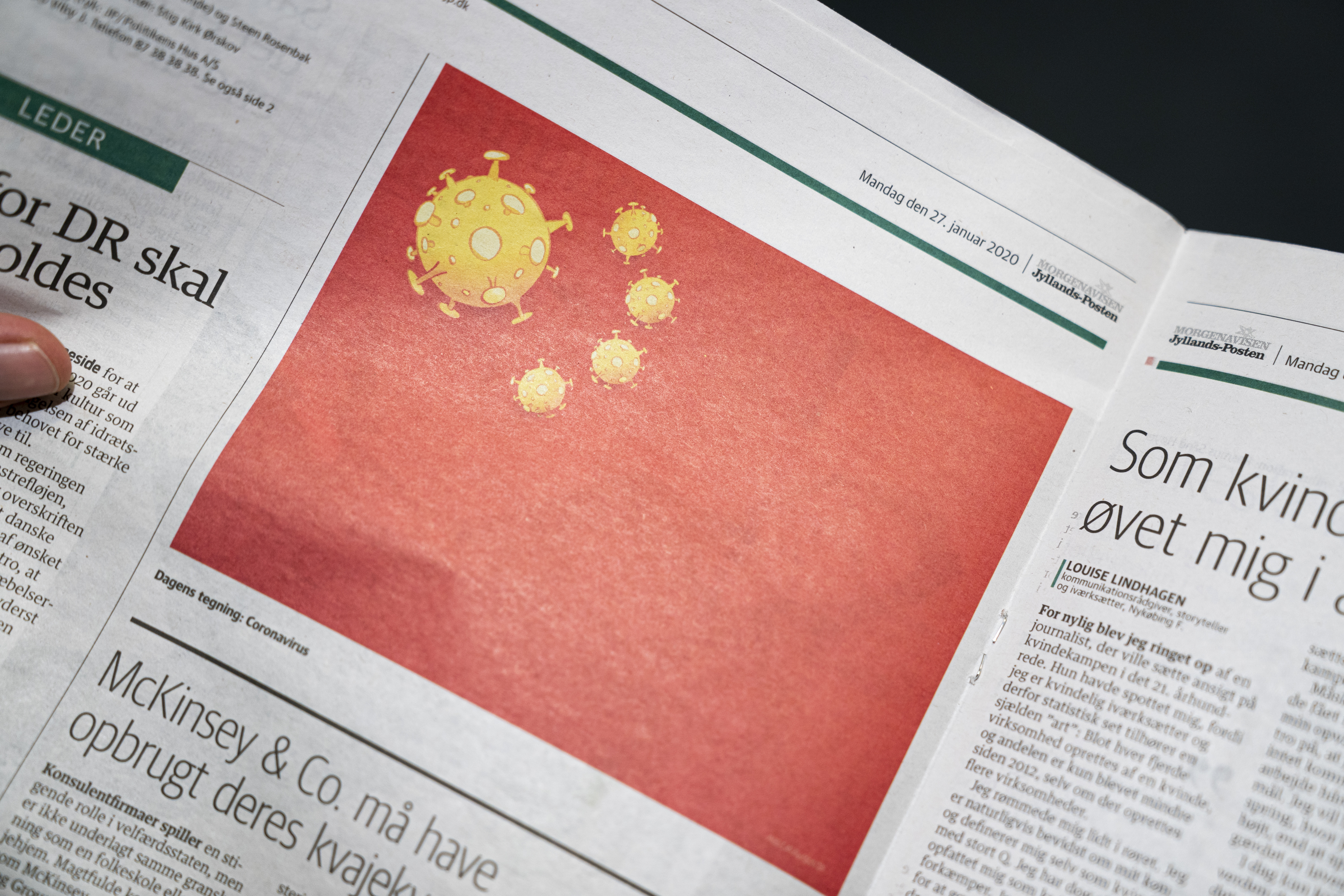 Kína bocsánatkérést követel egy dán lap karikatúrája miatt, mert koronavírusokból rakták ki a kínai zászlót