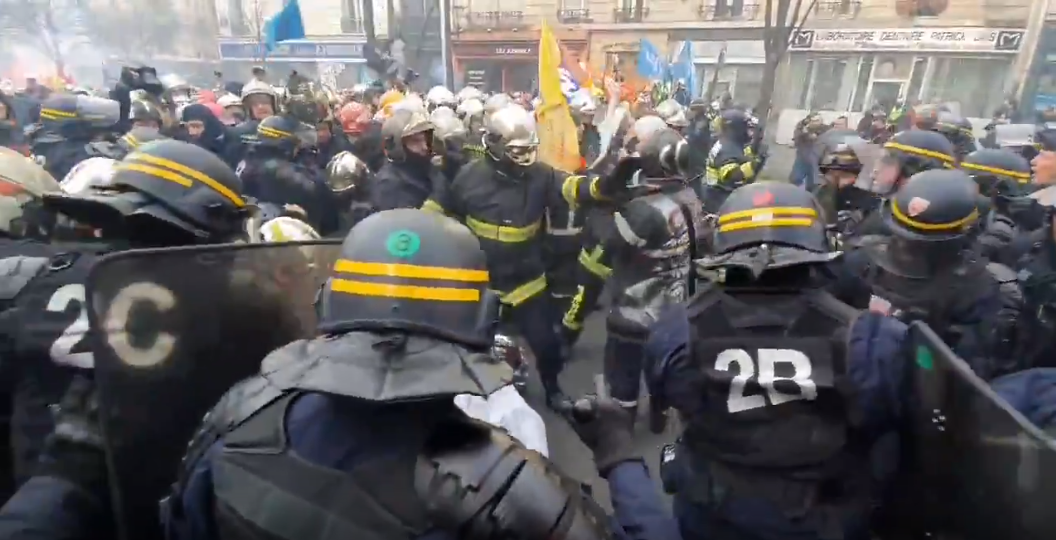 Rendőrök gumibotozták a tüntető tűzoltókat Párizsban