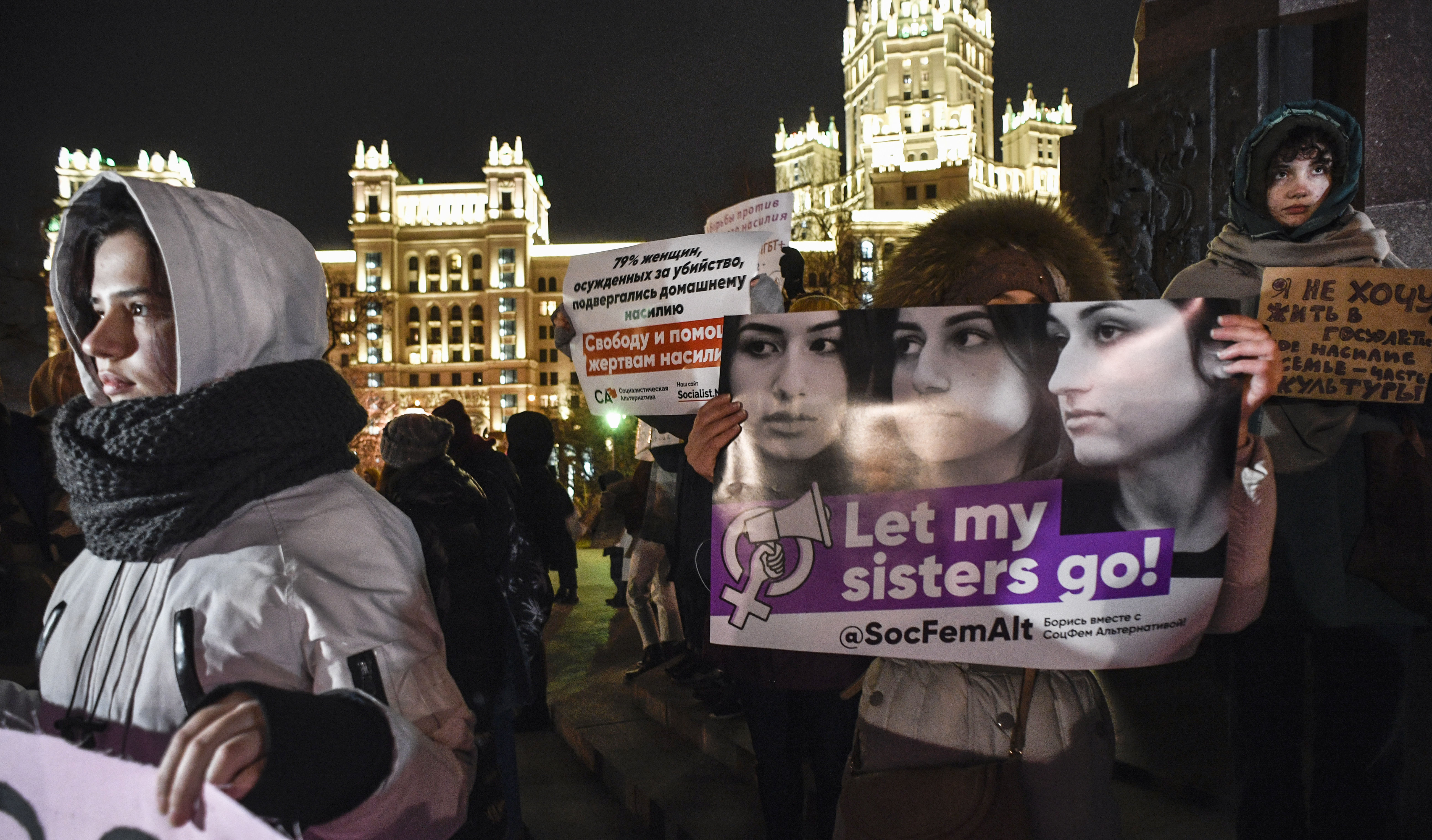 Petícióval tiltakoznak az oroszok, hogy ne ítéljék el az apjukat megölő három lányt