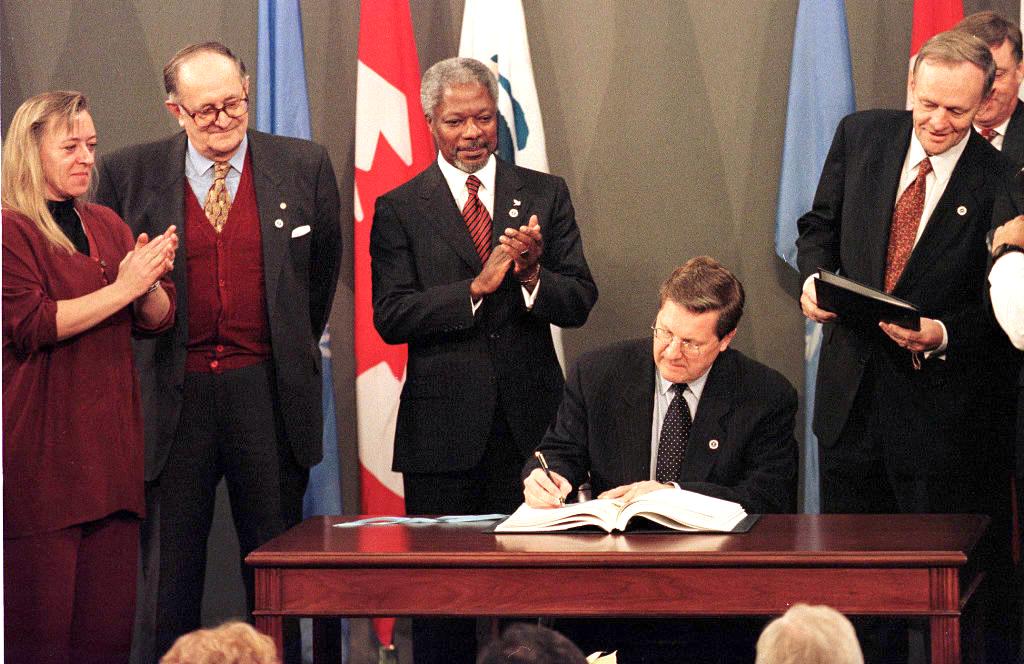 Az ottawai egyezmény aláírása 1997 decemberében. A kép baloldalán Jody Williams aktivista, középen Kofi Annan ENSZ-főtitkár