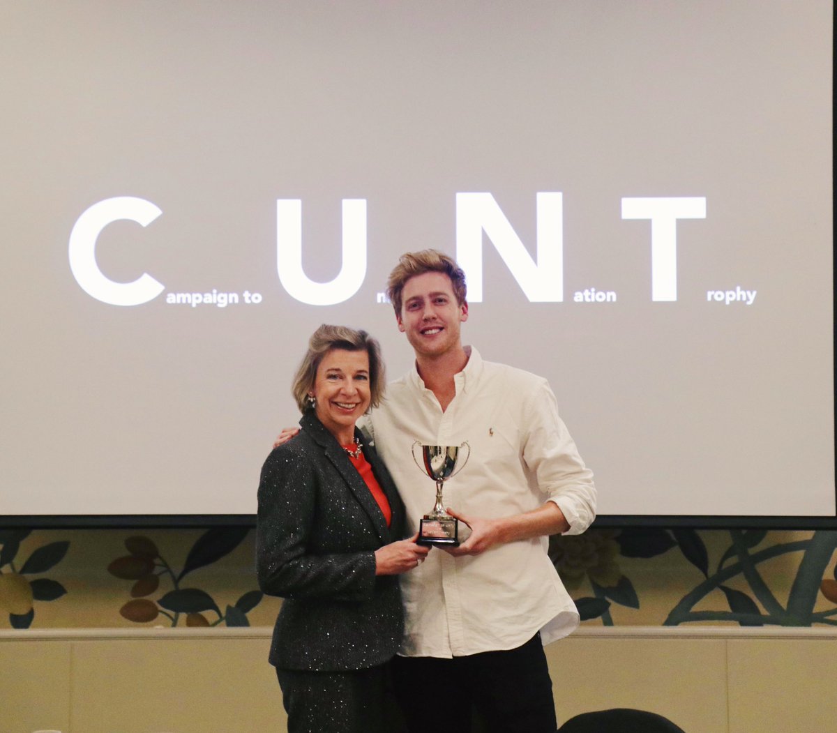 Kamu díjat alapított a vlogger, csak azért, hogy a brit szélsőjobboldali celeb egy PICSA felirat előtt pózolhasson