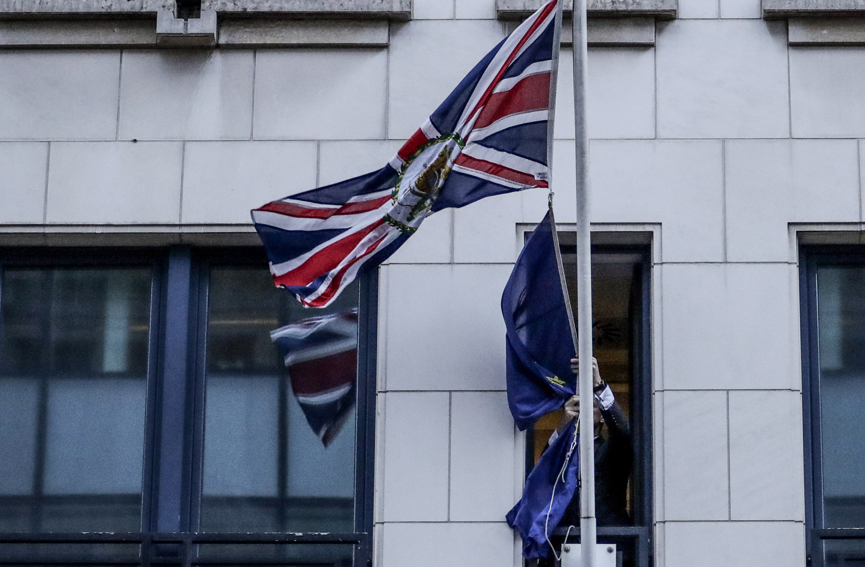 Már le is szedték az EU-s zászlót Brüsszelben a brit követségről