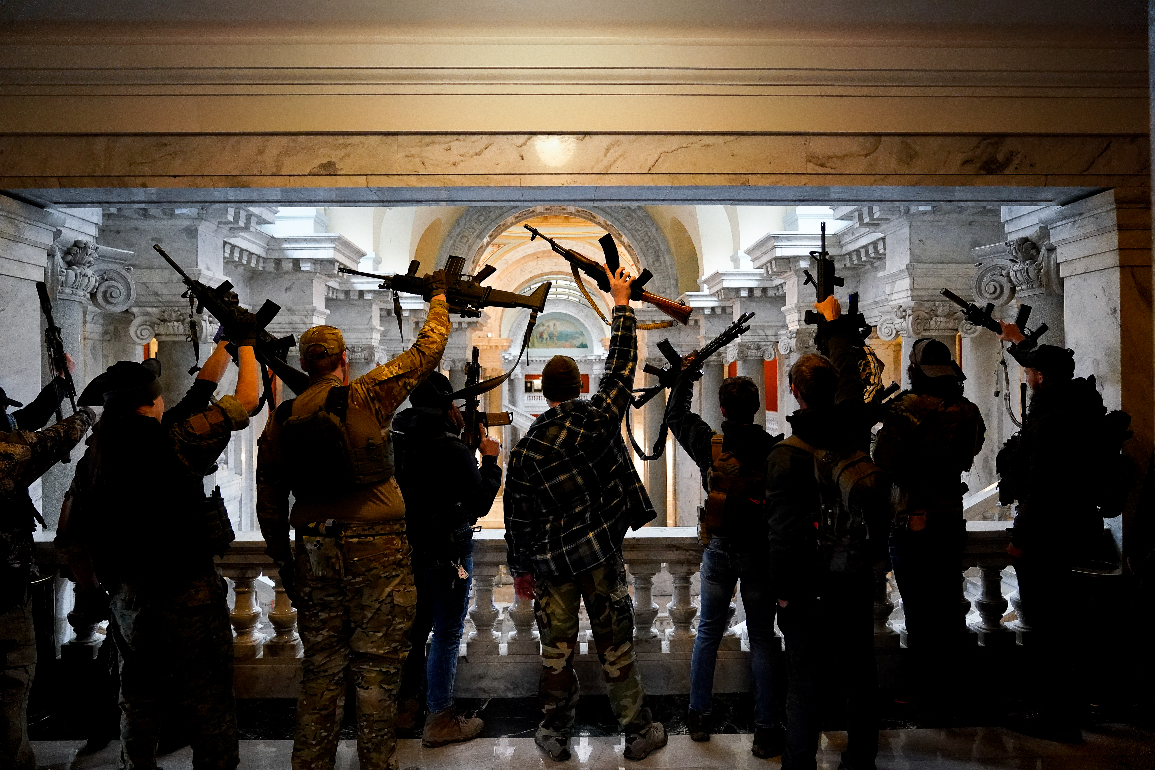 Állig felfegyverzett, katonai ruhás férfiak sétáltak be Kentuckyban a törvényhozás épületébe, és ez senkit sem zavart