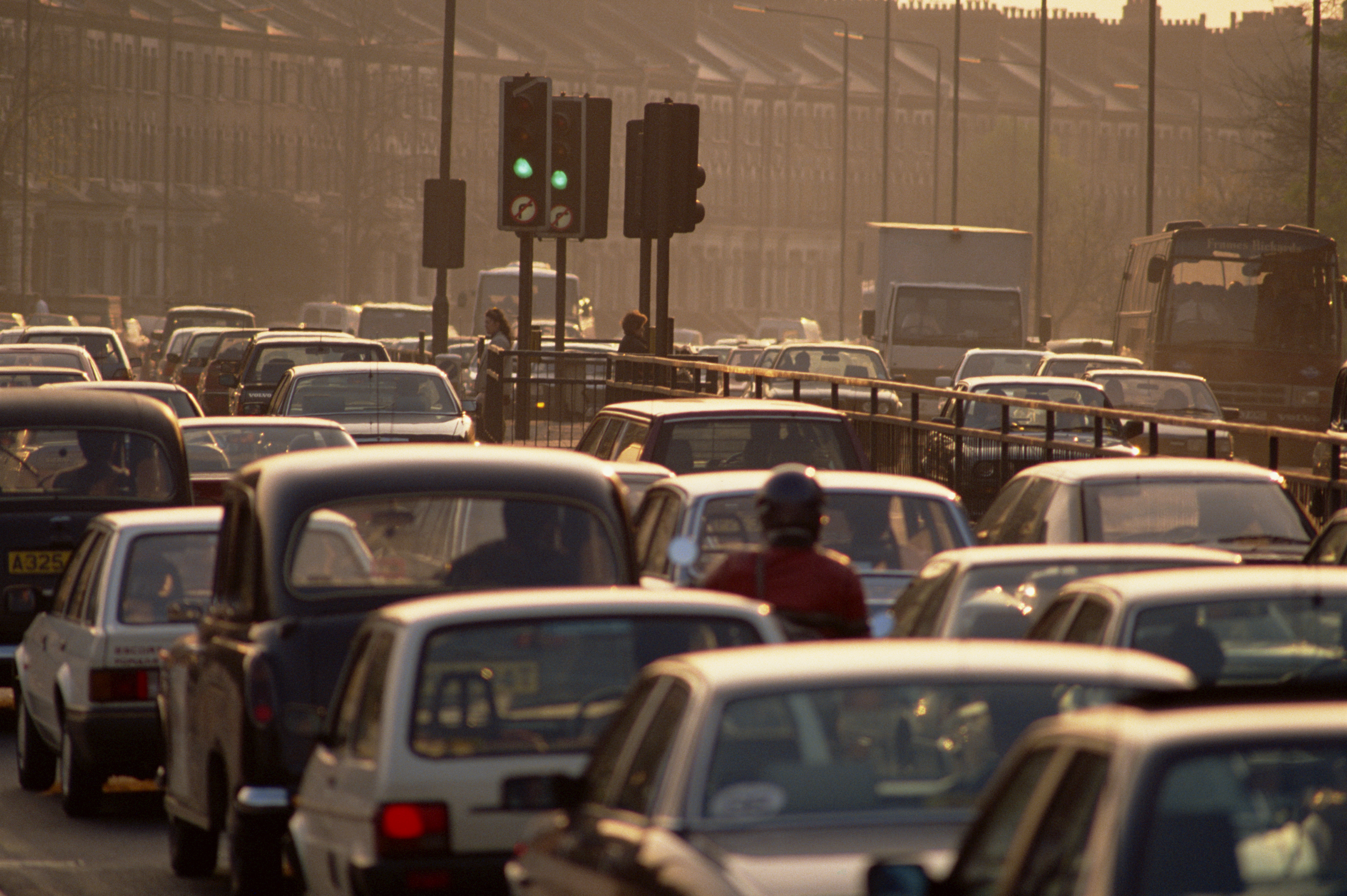 A tervek szerint 15 év múlva tilos lesz benzin-, dízel- és hibrid autót venni az Egyesült Királyságban