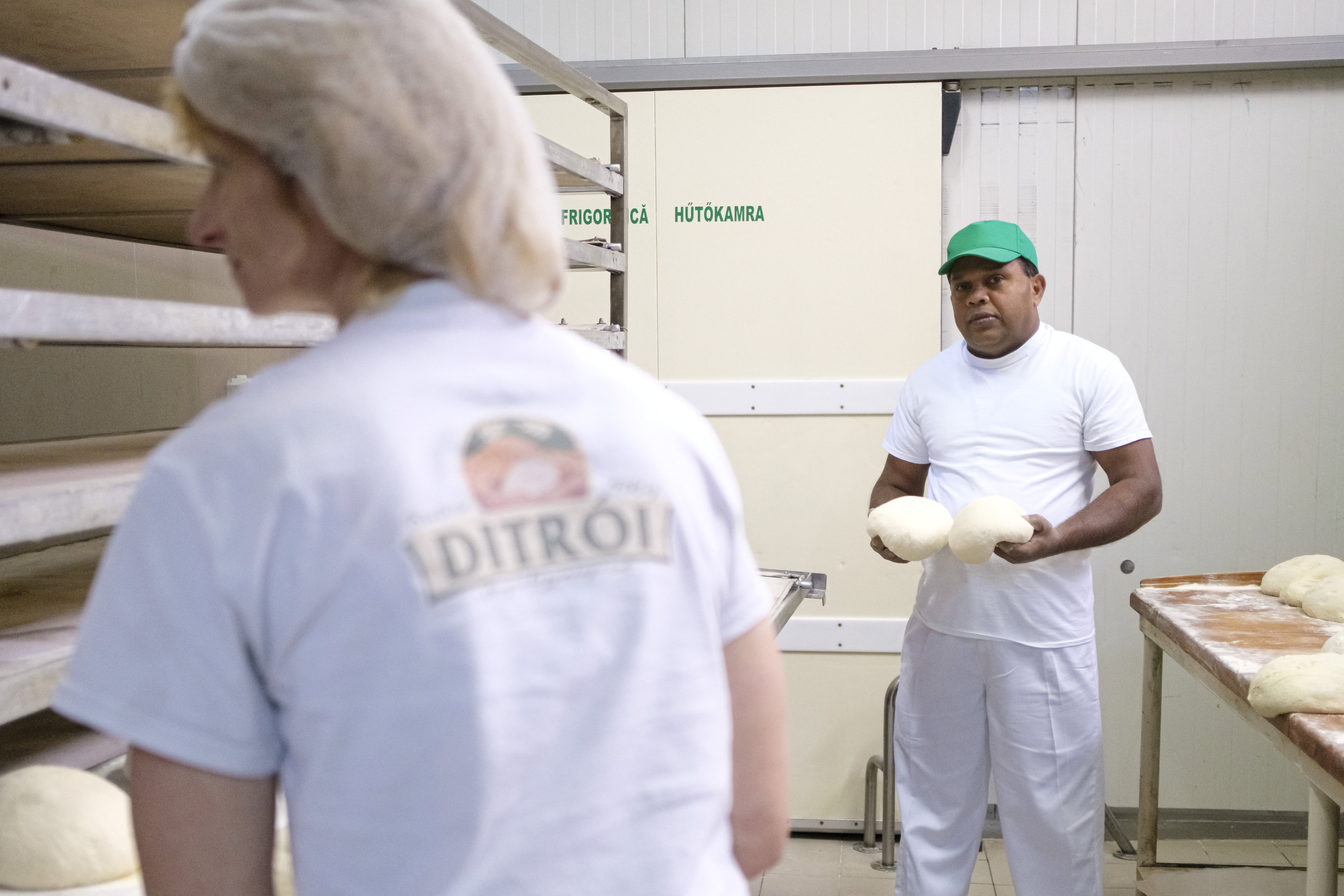 Mahinda, a Srí Lanka-i vendégmunkás dolgozik a Ditrói pékségben a székelyföldi Ditróban 2020. február 3-án.