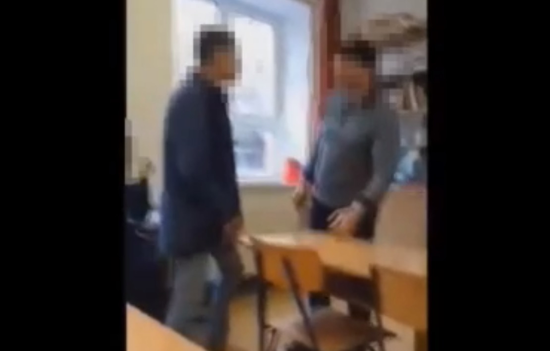 Négy diák ellen indult eljárás a videóra vett nagykátai tanárfenyegetés miatt
