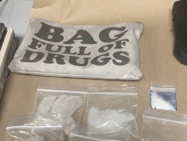 Droggal volt tele a „droggal teli zsák” feliratú zsák