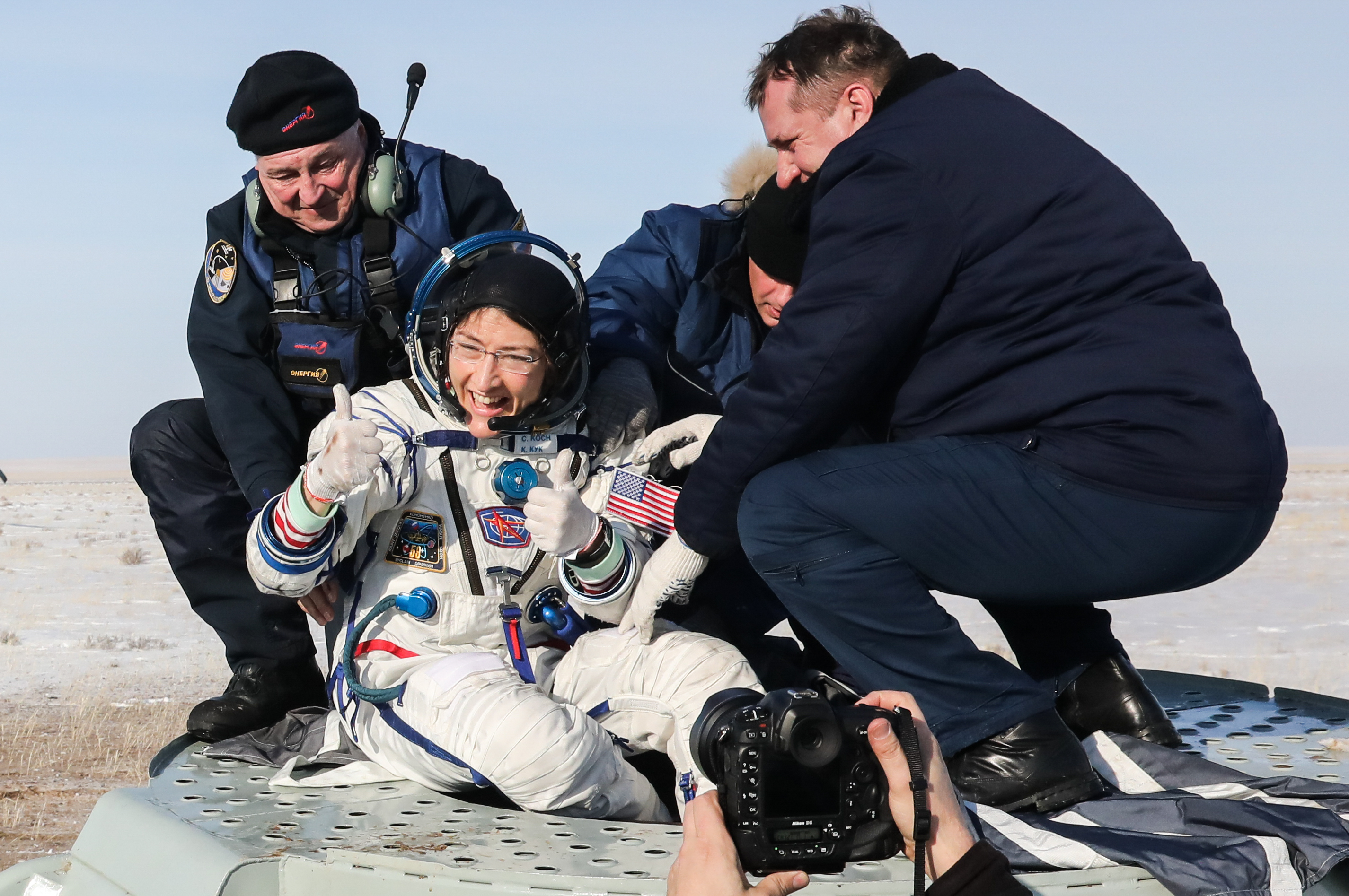 Így ért Földet a nő, aki a leghosszabb időt töltötte az űrben