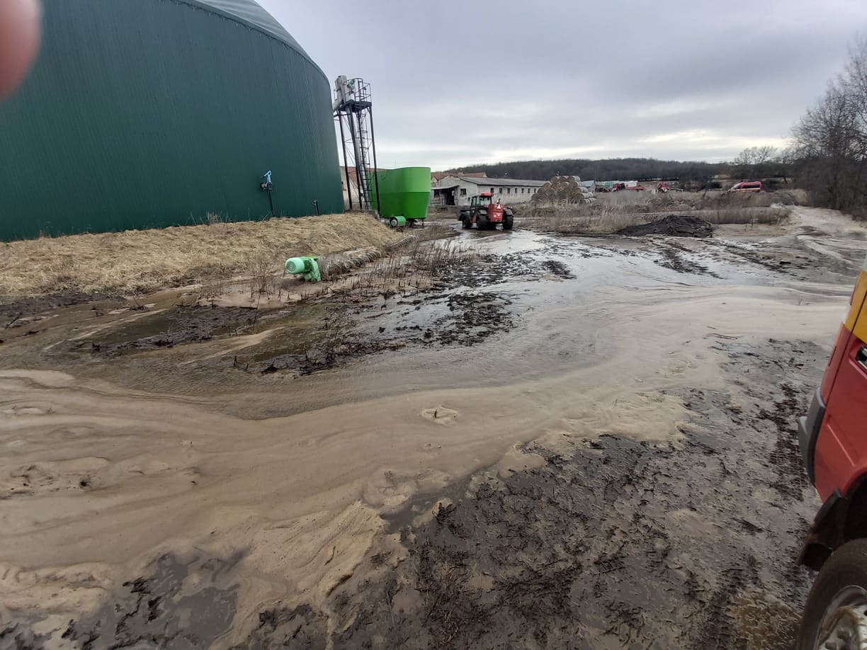 30 ezer köbméternyi veszélyes anyag ömlött egy Ipolyba folyó dél-szlovákiai patakba