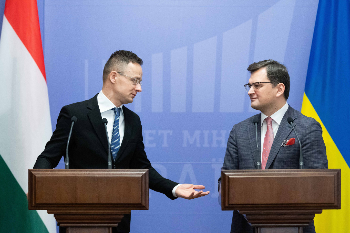 A háttérben házkutatás, lehallgatás, retorikai hadviselés: miről szóltak eddig a Szijjártó–Kuleba-találkozók?