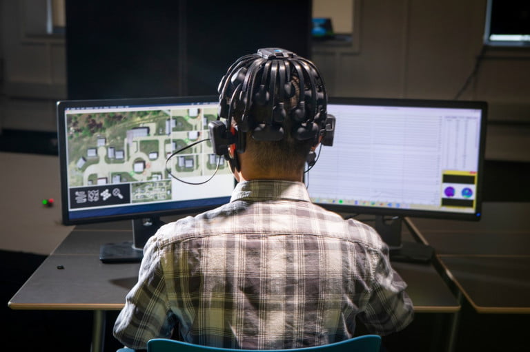 Videojátékosok agyhullámainak mérésével képzik ki az amerikai robothadsereget