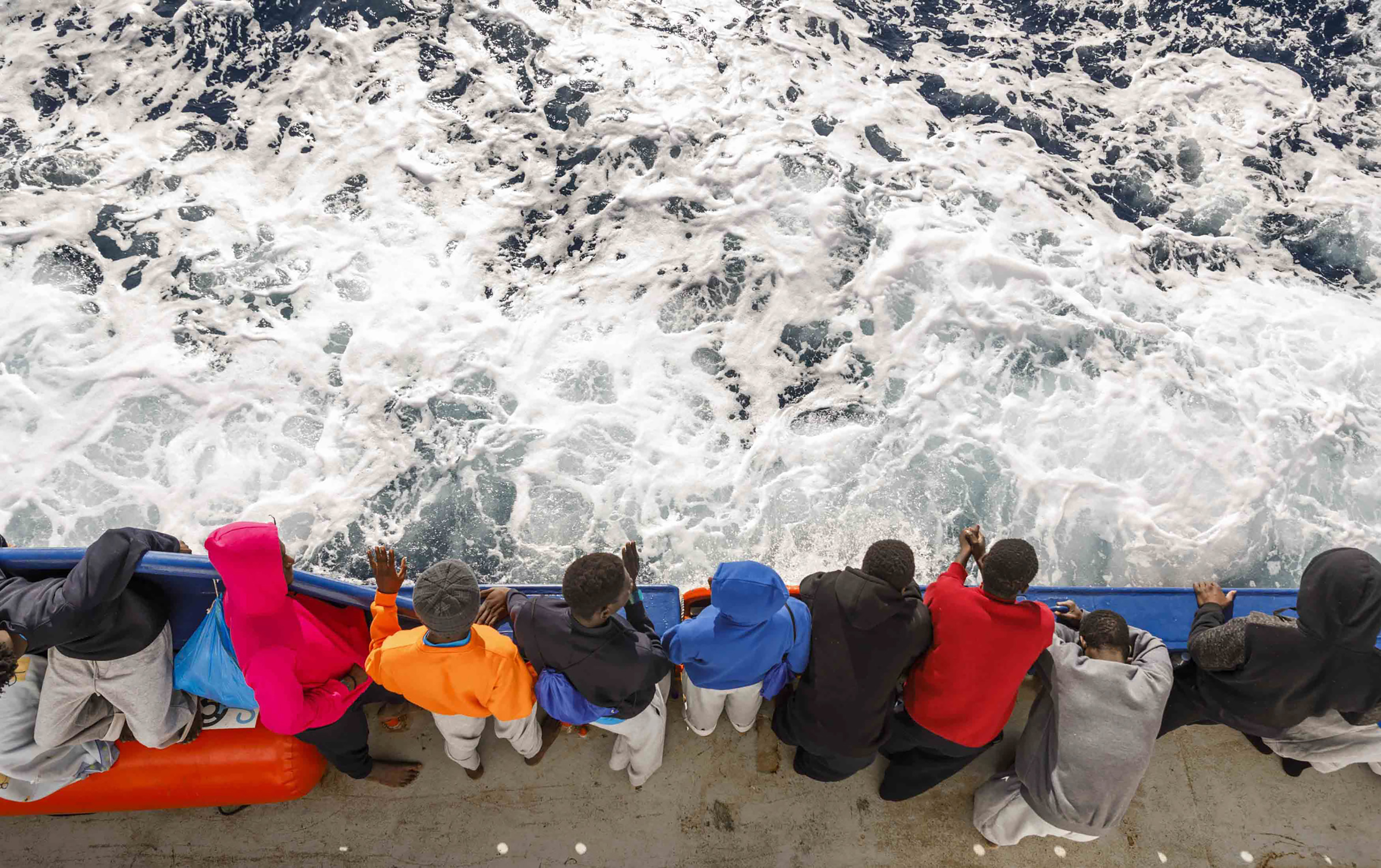 Menedékkérőket szállító hajó szenvedett balesetet Dél-Olaszországban, legalább negyvenhárman meghaltak