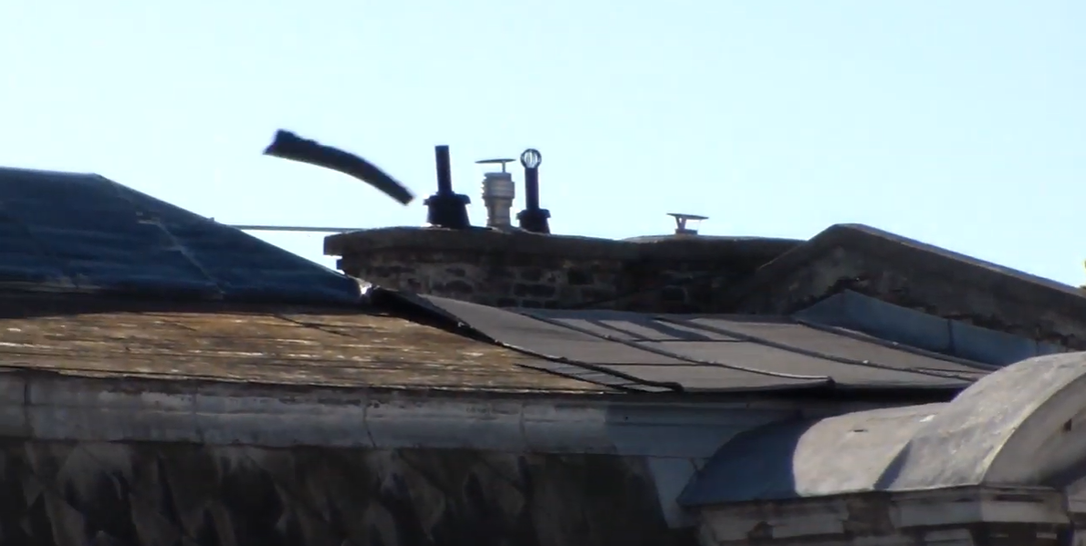 Így szaggatta le a tetőt a Ciara szélvihar Budapest közepén