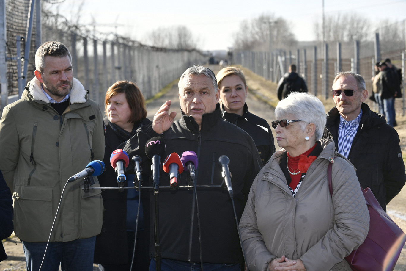 „Csak gyenge kormányok gyenge vezetői engednek be migránsokat” - mondta új videójában Orbán, majd Magyarról vágtak be képeket