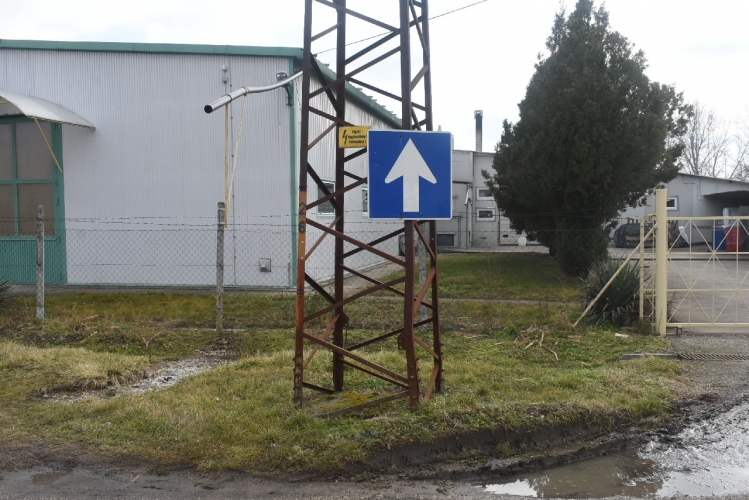 Közlekedési táblák áthelyezése és elforgatása miatt kapcsoltak le két tószegi férfit