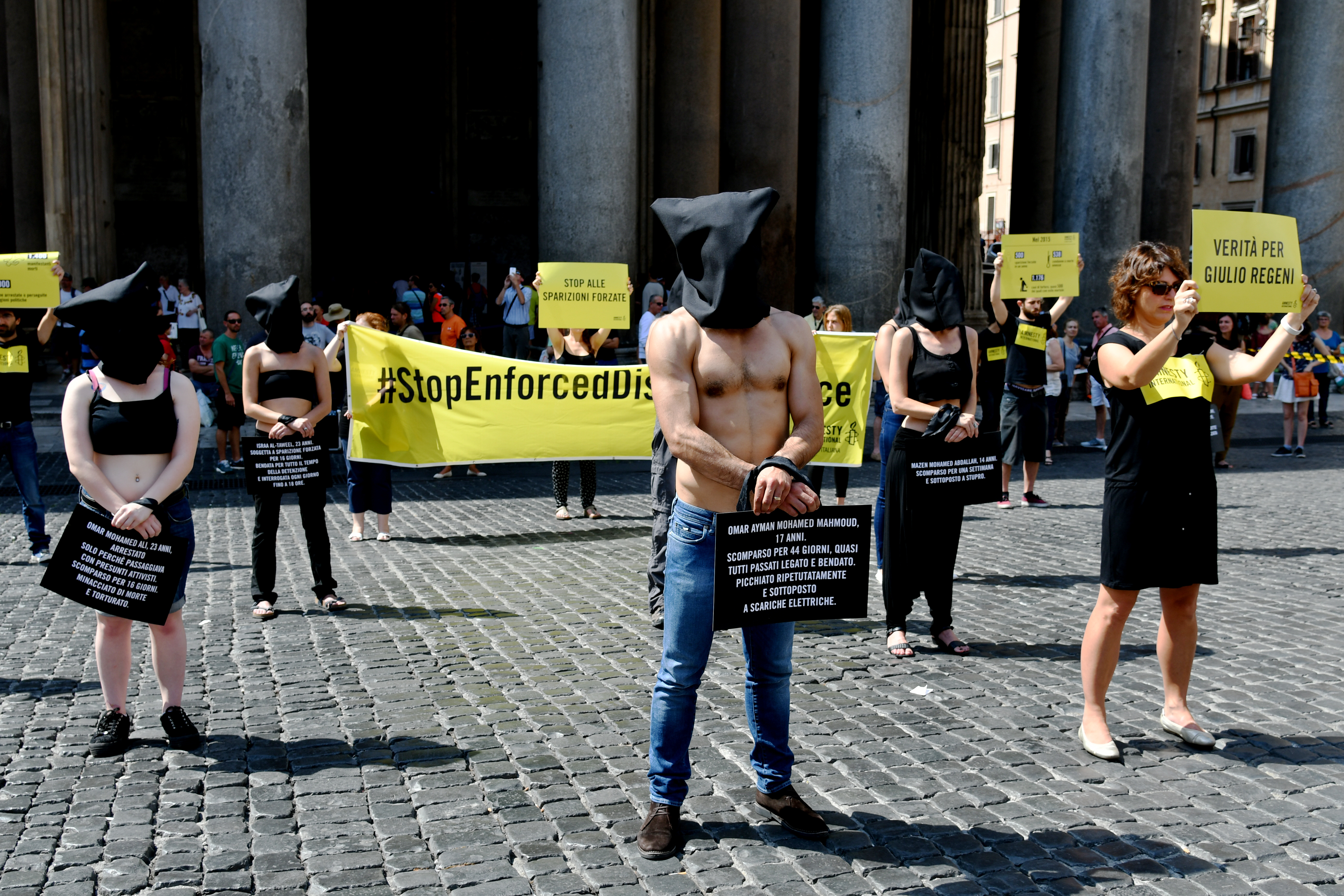 Az Amnesty International flashmobja Regeniért és más áldozatokért 2016-ban