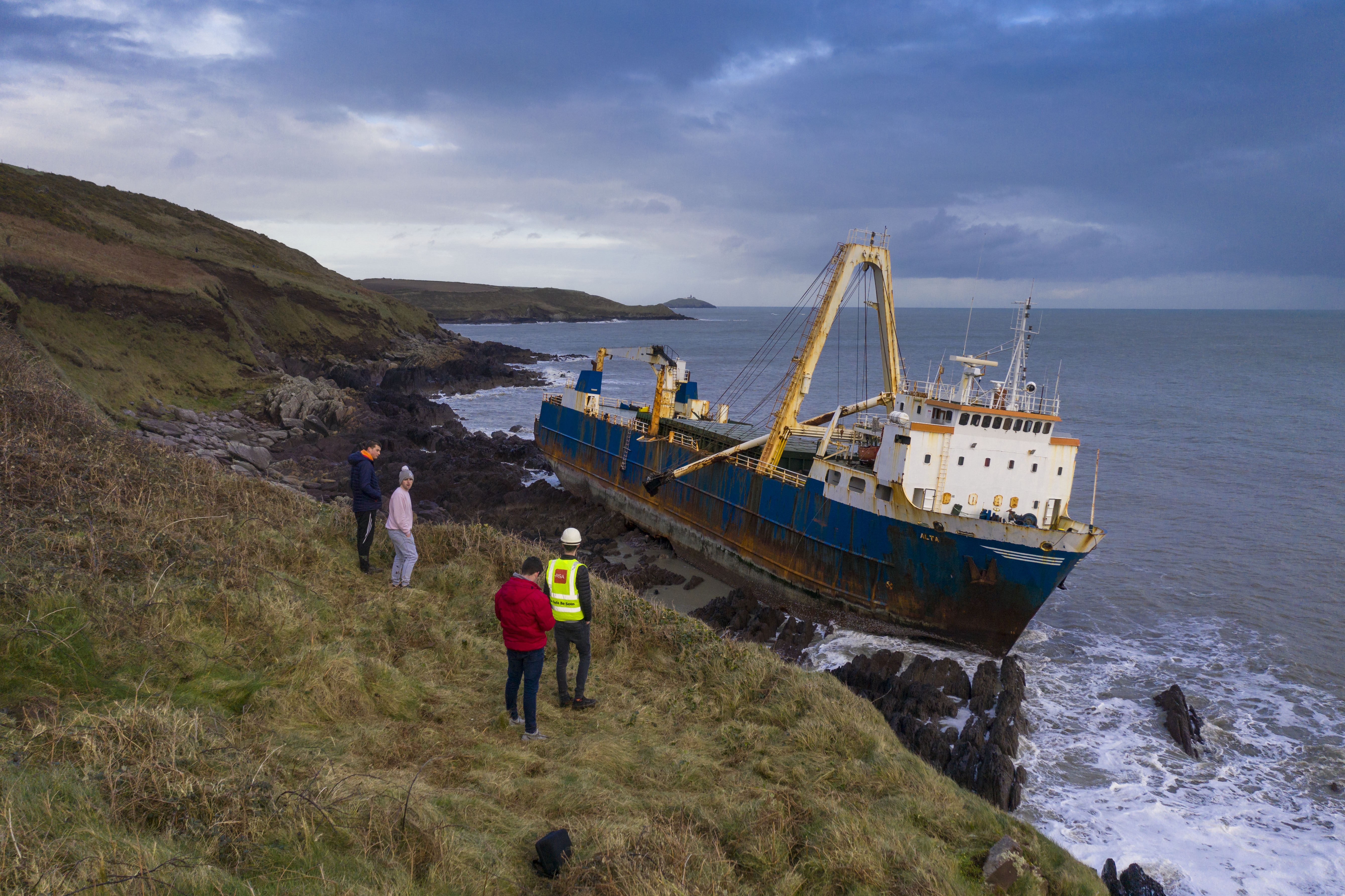 Jelentkezett az ír hatóságoknál a partra sodródott kísértethajó, az MV Alta tulajdonosa