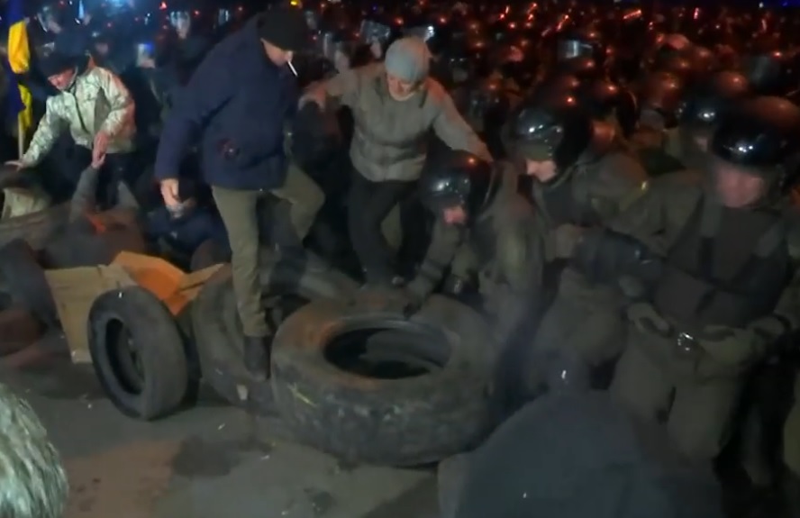 Apokaliptikus videóriport mutatja be a Kínából kimenekített emberek elleni erőszakos ukrajnai tüntetést