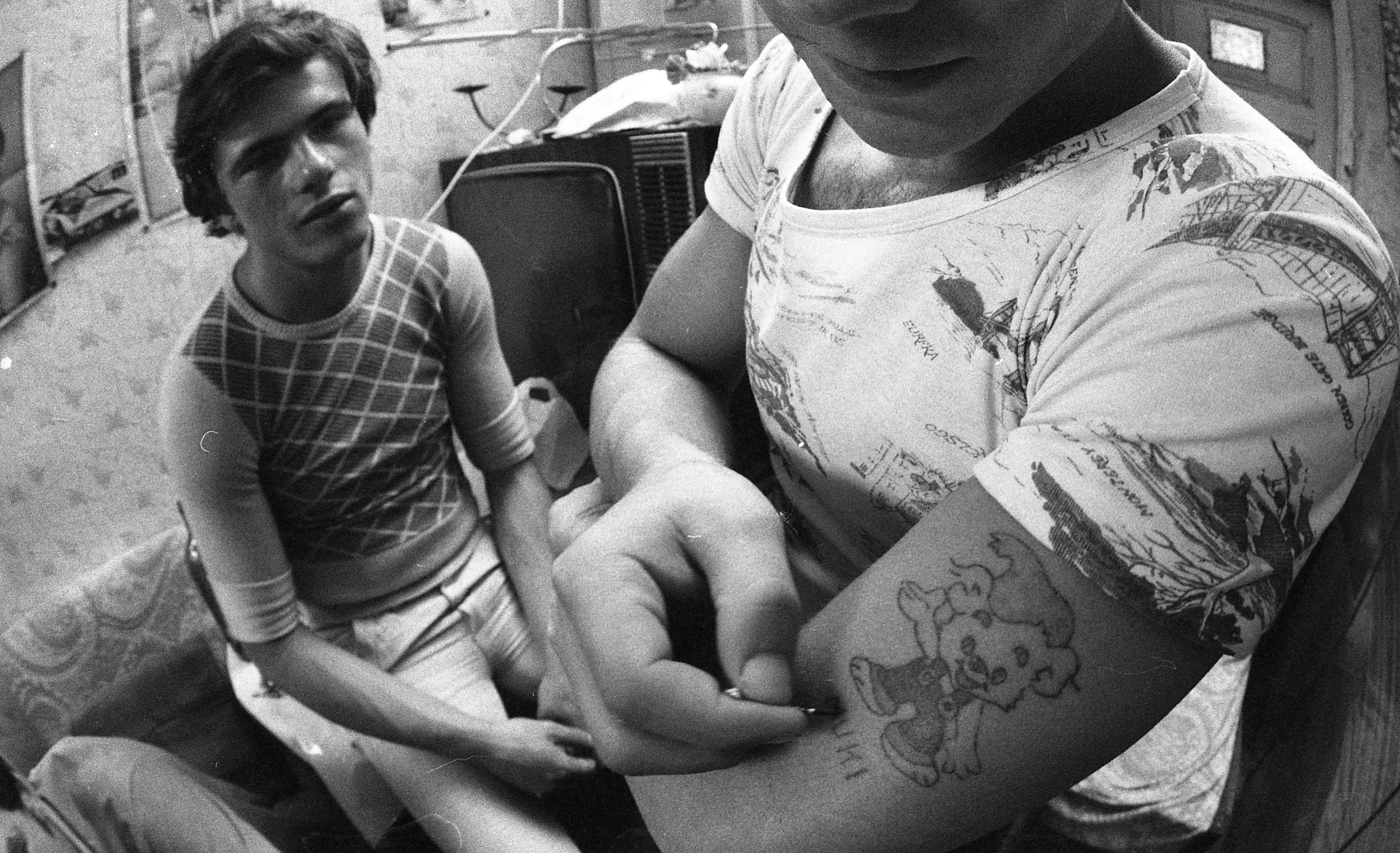 Tetoválók, 1977