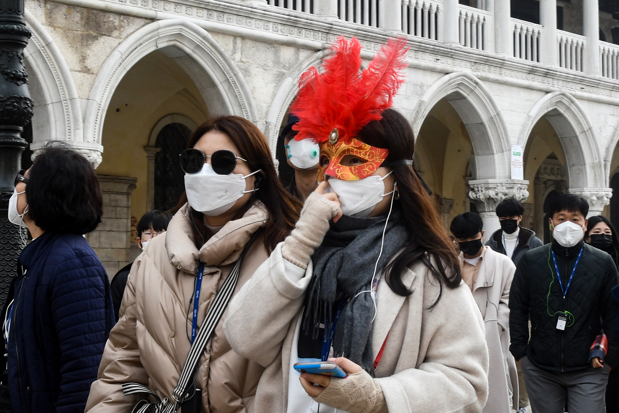Mérik az Olaszországból érkezők testhőmérsékletét a magyar repülőtereken