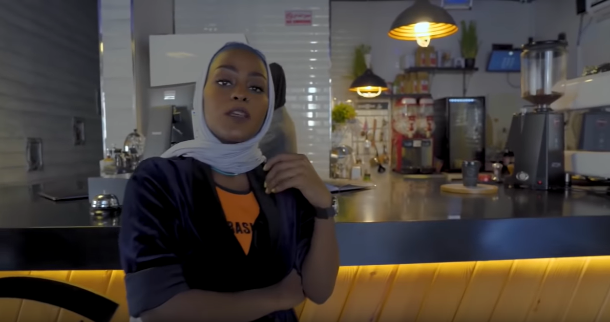 Letartóztattak egy szaúdi rapperlányt és a klipje összes szereplőjét, mert a mekkai nőkről mert rappelni