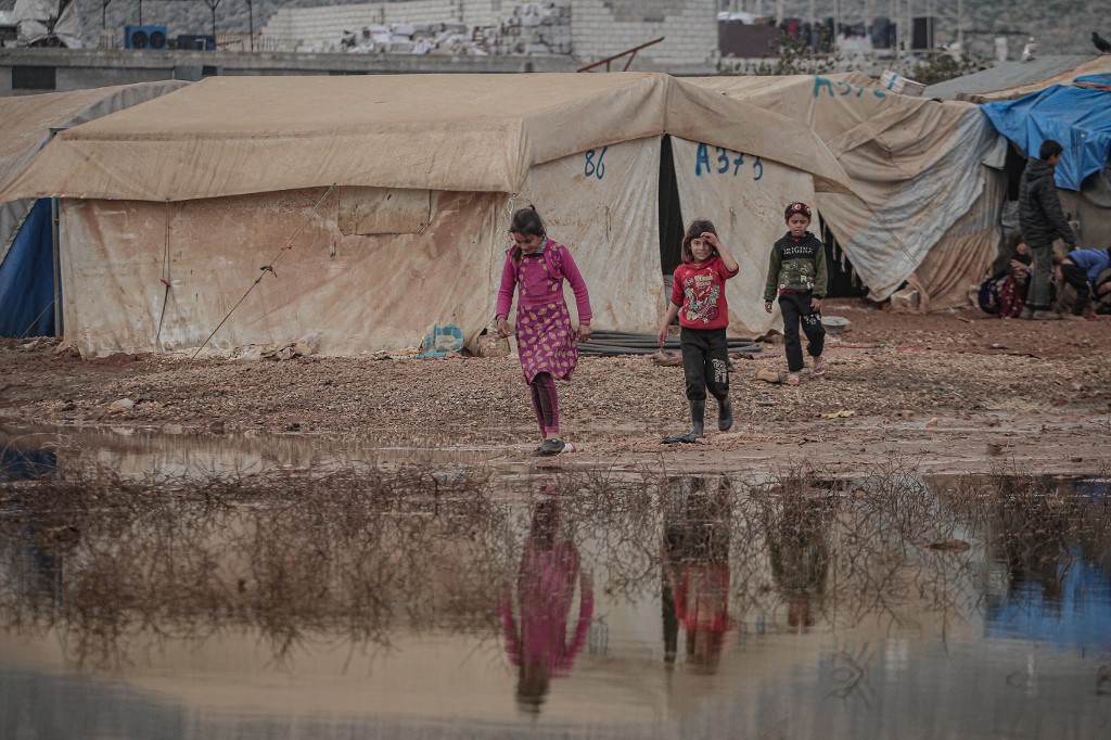 Menekült gyerekek Idlib tartományban, február 22-én.