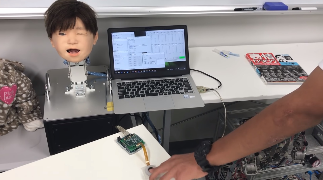 Japán kutatók létrehoztak egy robotkisfiút, és arra tanítják, hogy érezze a fájdalmat