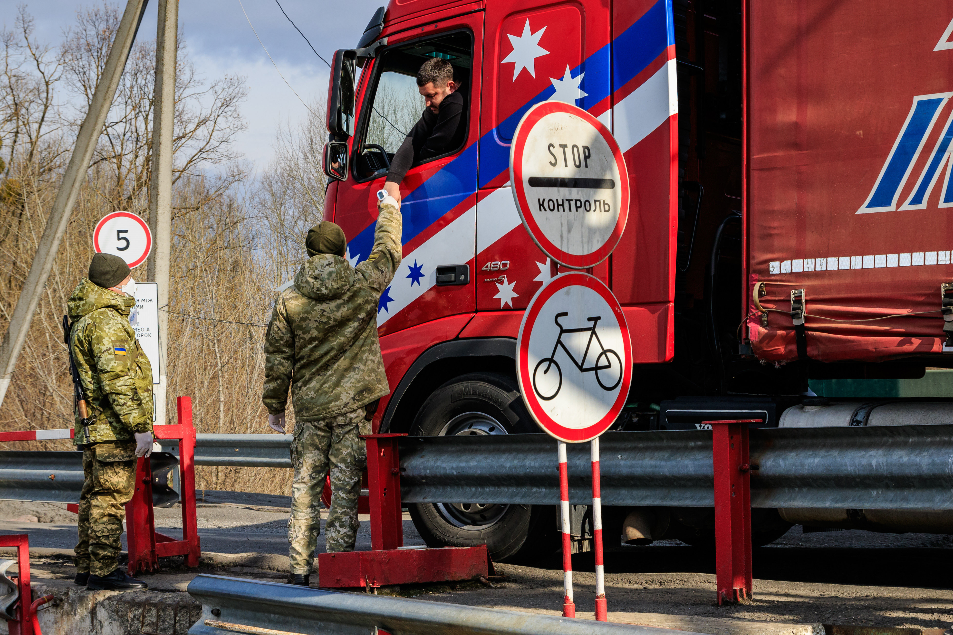 Szerbia lezárta határátkelőhelyeit a személyforgalom előtt