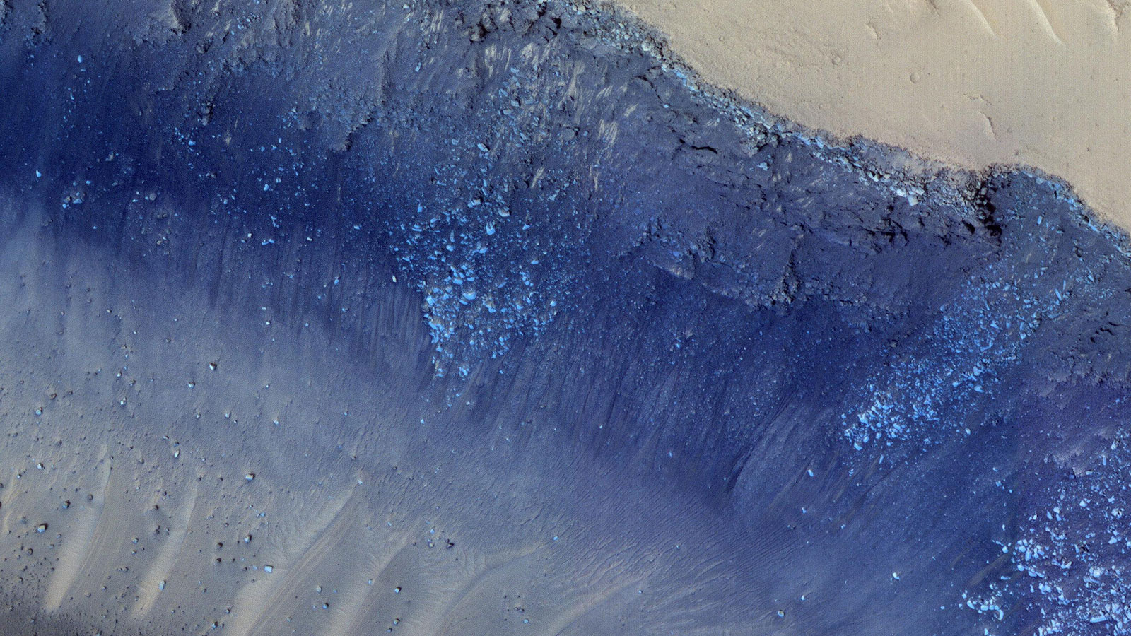 A Mars Reconnaisance Orbiter HiRISE nagy-felbontású kamerája korábban földcsuszamlásokat örökített meg a Cerberus Fossae régióban.