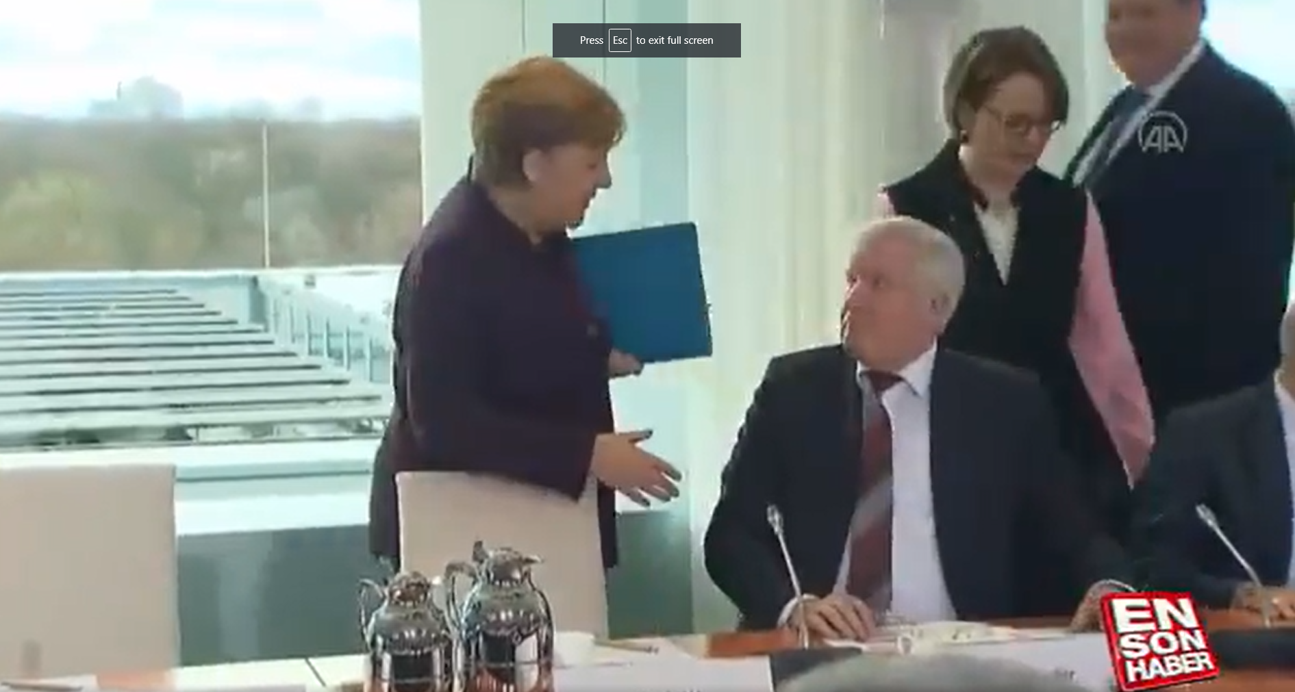 Nem fogott kezet Angela Merkellel a saját belügyminisztere a vírusrettegés miatt