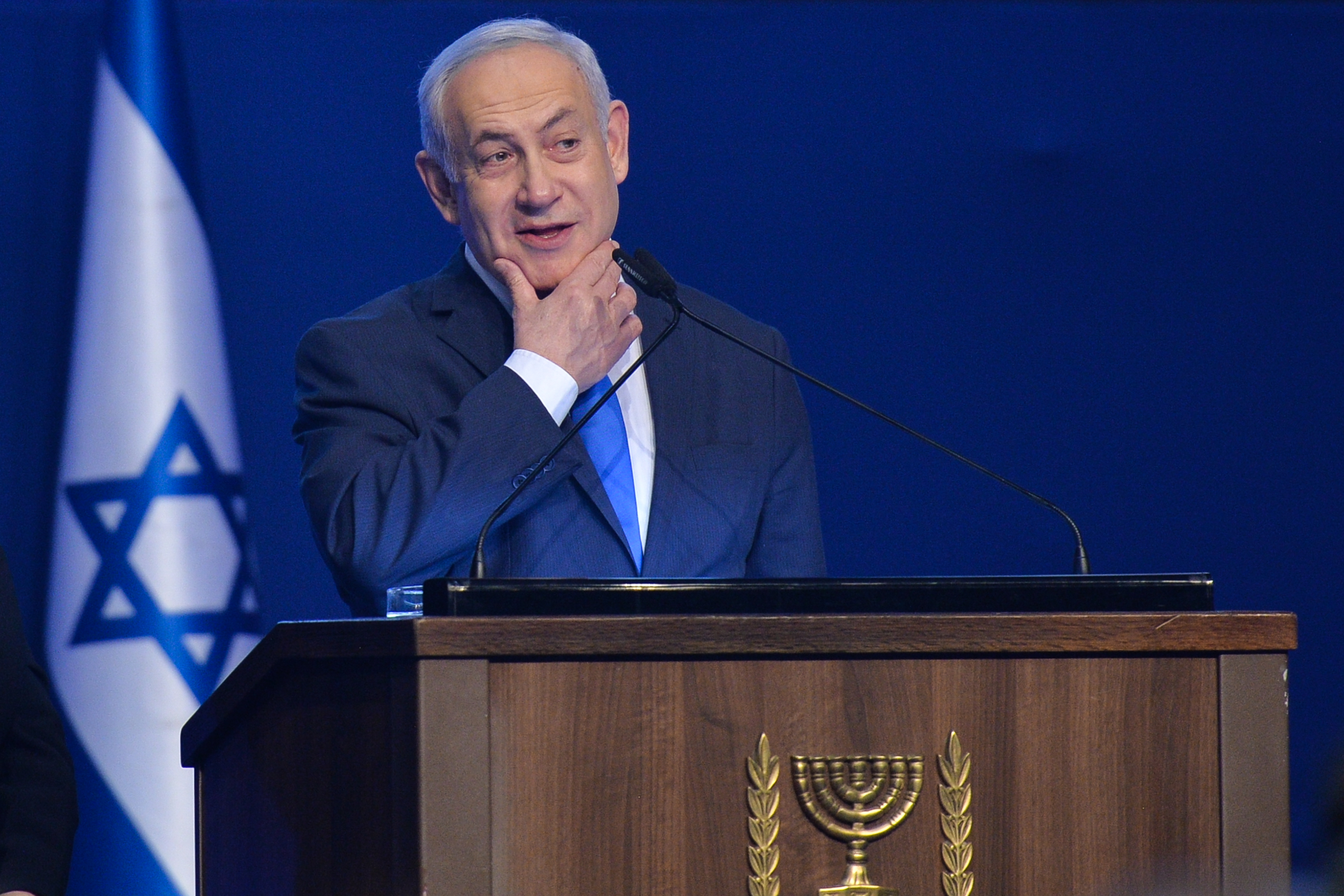 Izrael három hétre leállítja az országot péntektől