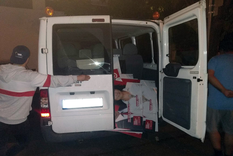 The van in Győr with 36 MSZP posters.