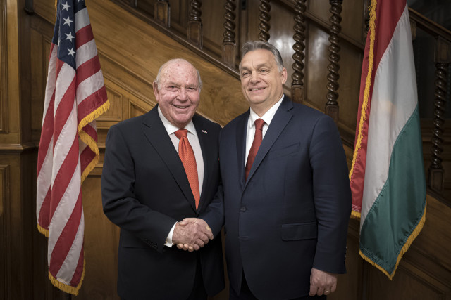Orbán Viktor miniszterelnök és David Cornstein, az USA budapesti nagykövete 2020. március 6-án.