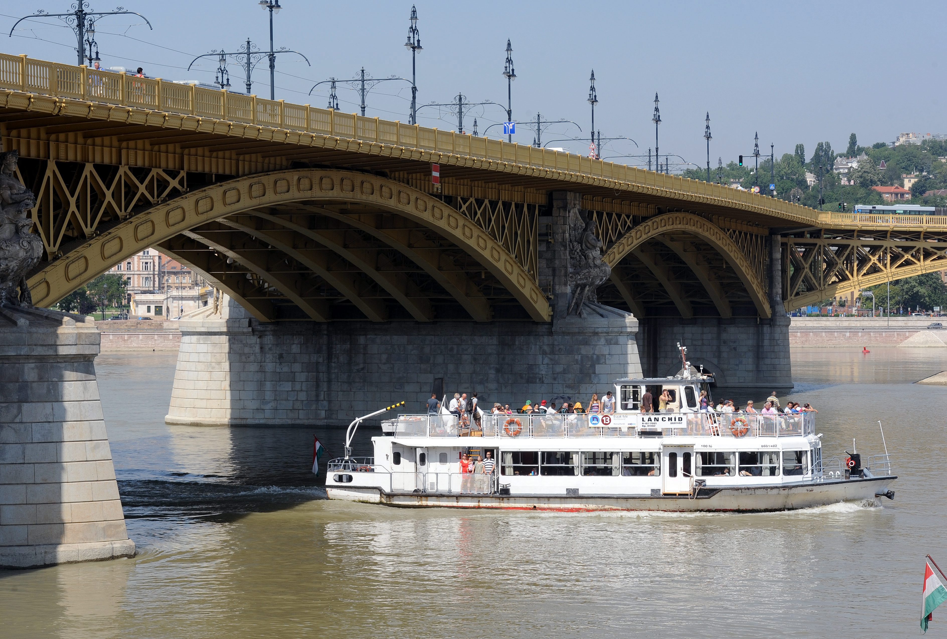 A Lánchíd nevű hajó halad a Duna fővárosi szakaszán északi irányban, a Margit híd alatt.