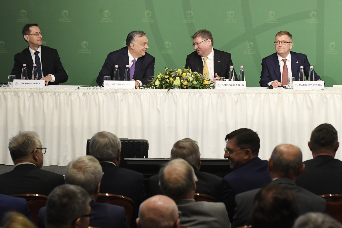 A jegybank hétpontos „szakmai cikkel” szállt bele Orbán kedvenc kamarai elnökébe, Parragh Lászlóba