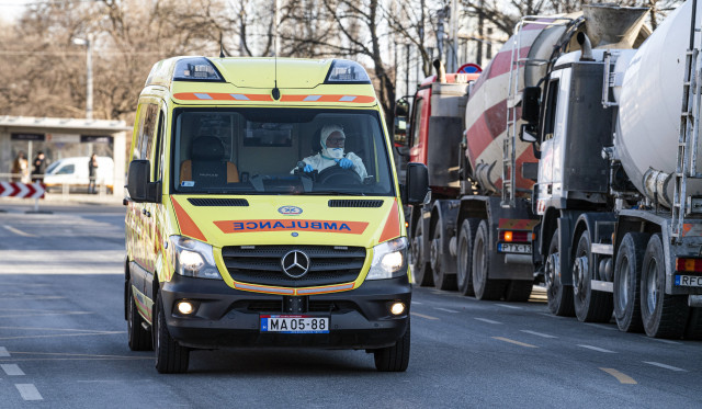 Mentő érkezik a budapesti Szent László Kórházba 2020. március 10-én.