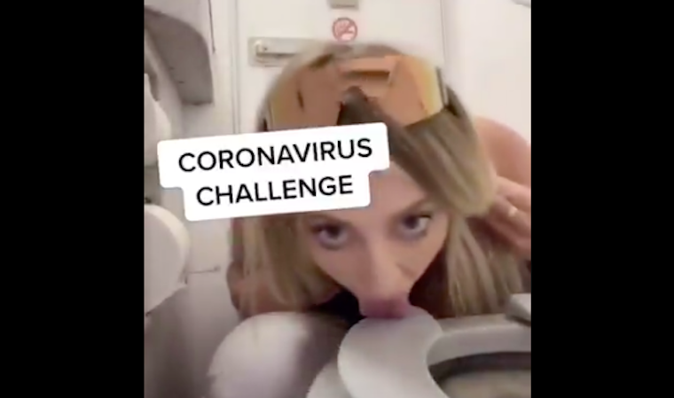 Coronavirus challenge: egy tik-tokozó amerikai lány megnyalt egy vécédeszkát, hogy bekerüljön a tévébe