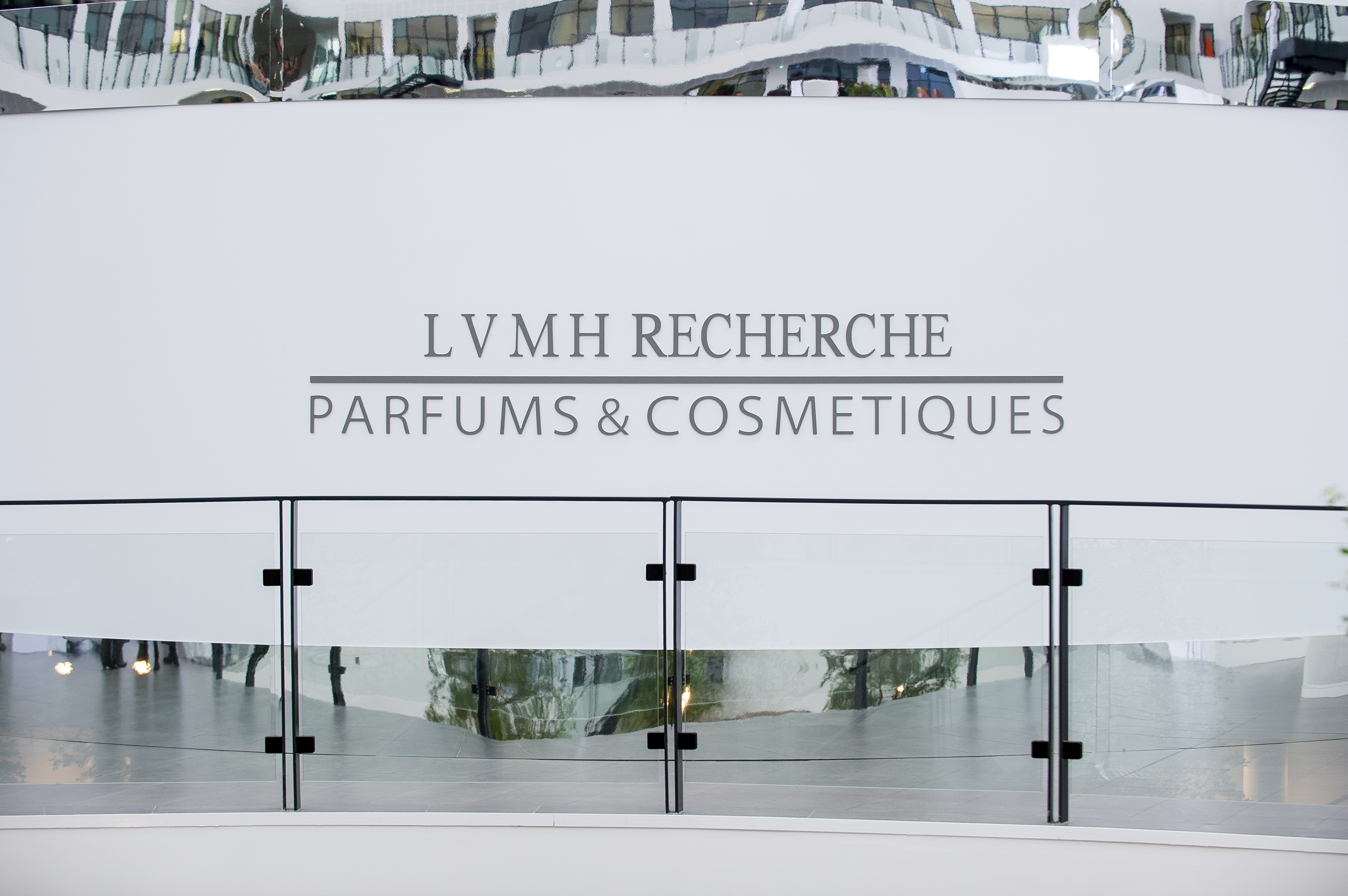 Luxusparfümök helyett kézfertőtlenítőt gyárt hétfőtől a Givenchy és a Louis Vuitton tulajdonosa