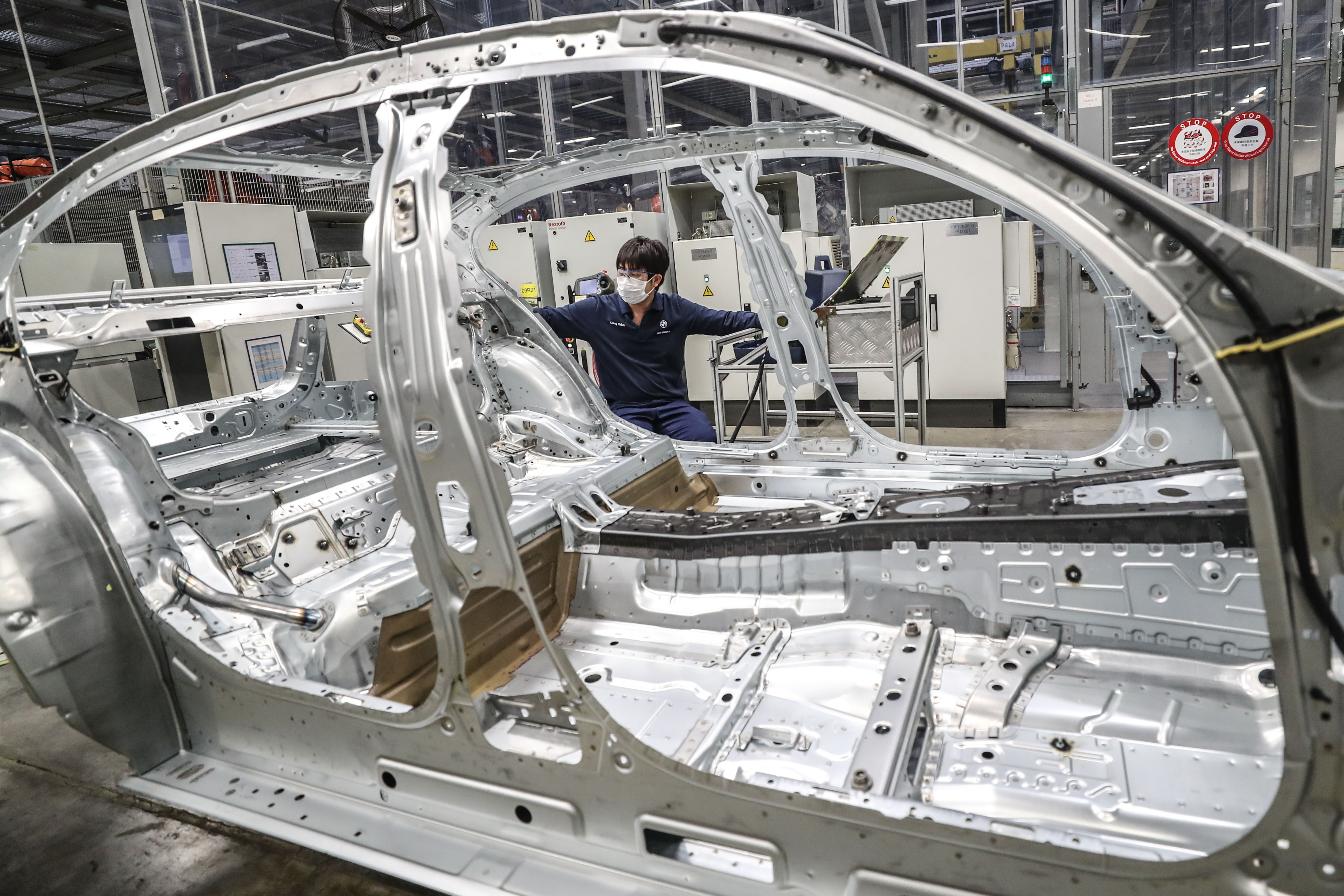 Magányos munkás a senjangi BMW-gyárban, 2020. február 17-én