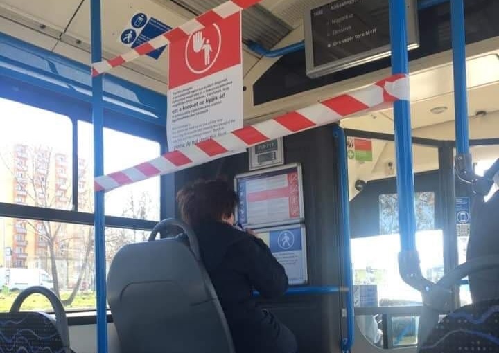 Néhány budapesti utas még nem igazán érti ezt a társadalmi távolságtartás nevű dolgot