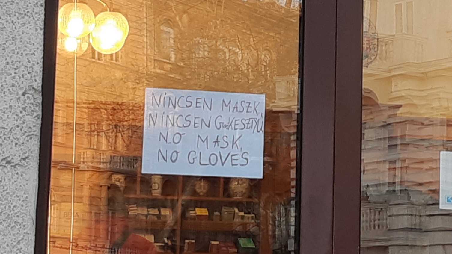 Gyógyszertár ablakában kézzel írt üzenek a Bajcsy Zsilinszky út és a Kálmán Imre utca sarkán
